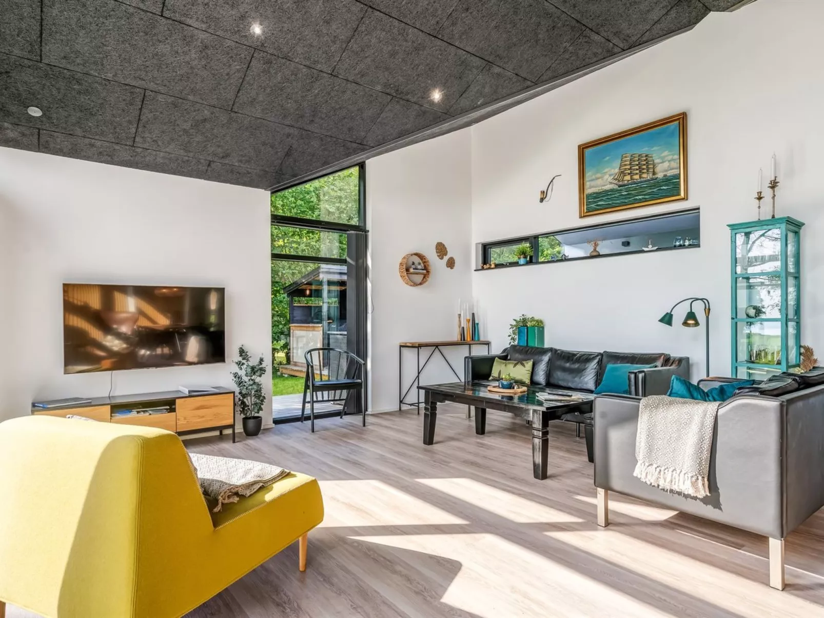 "Jahn" - 250m to the fjord-Drinnen