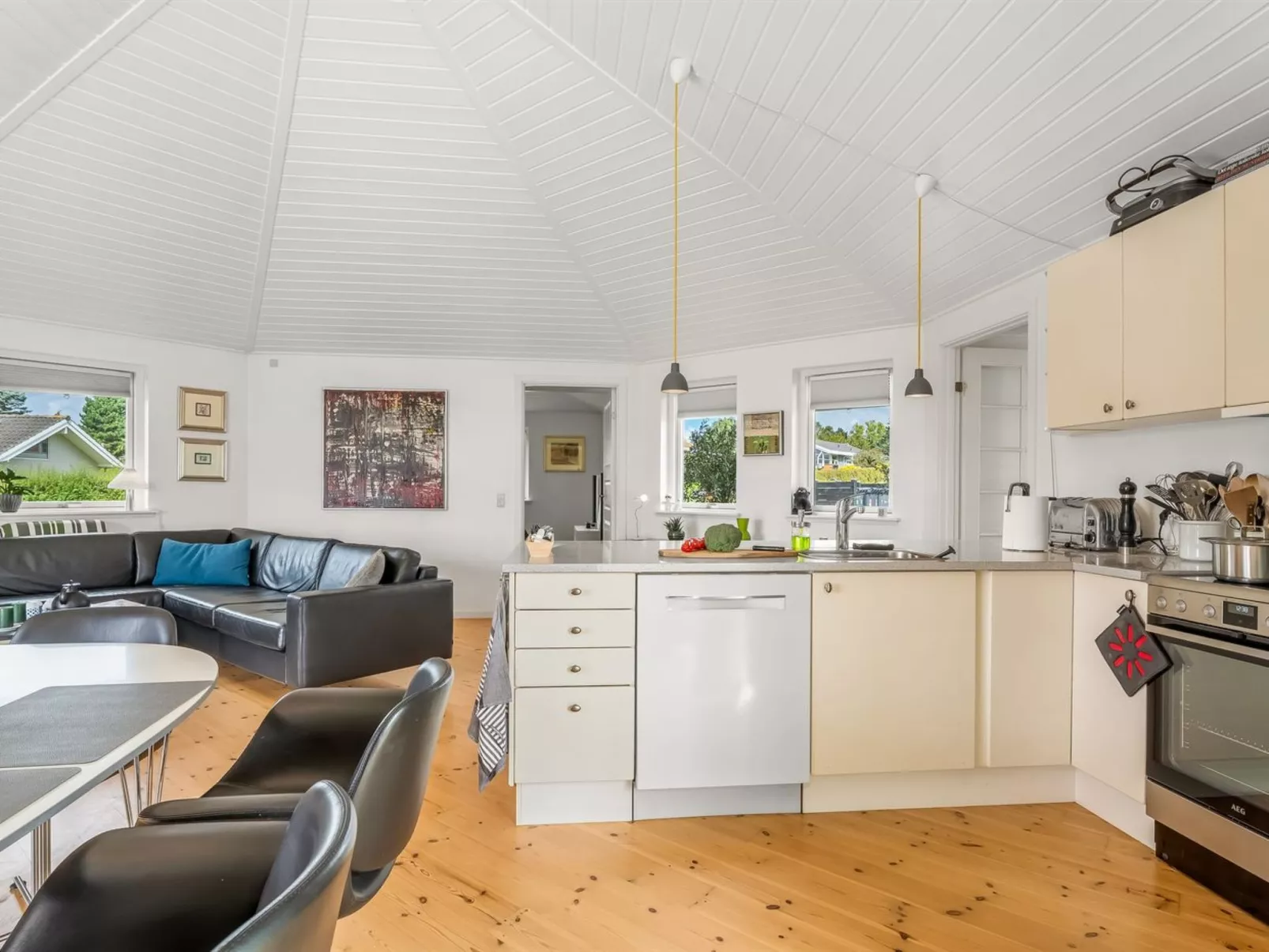 "Glenda" - 2.1km from the sea-Inside