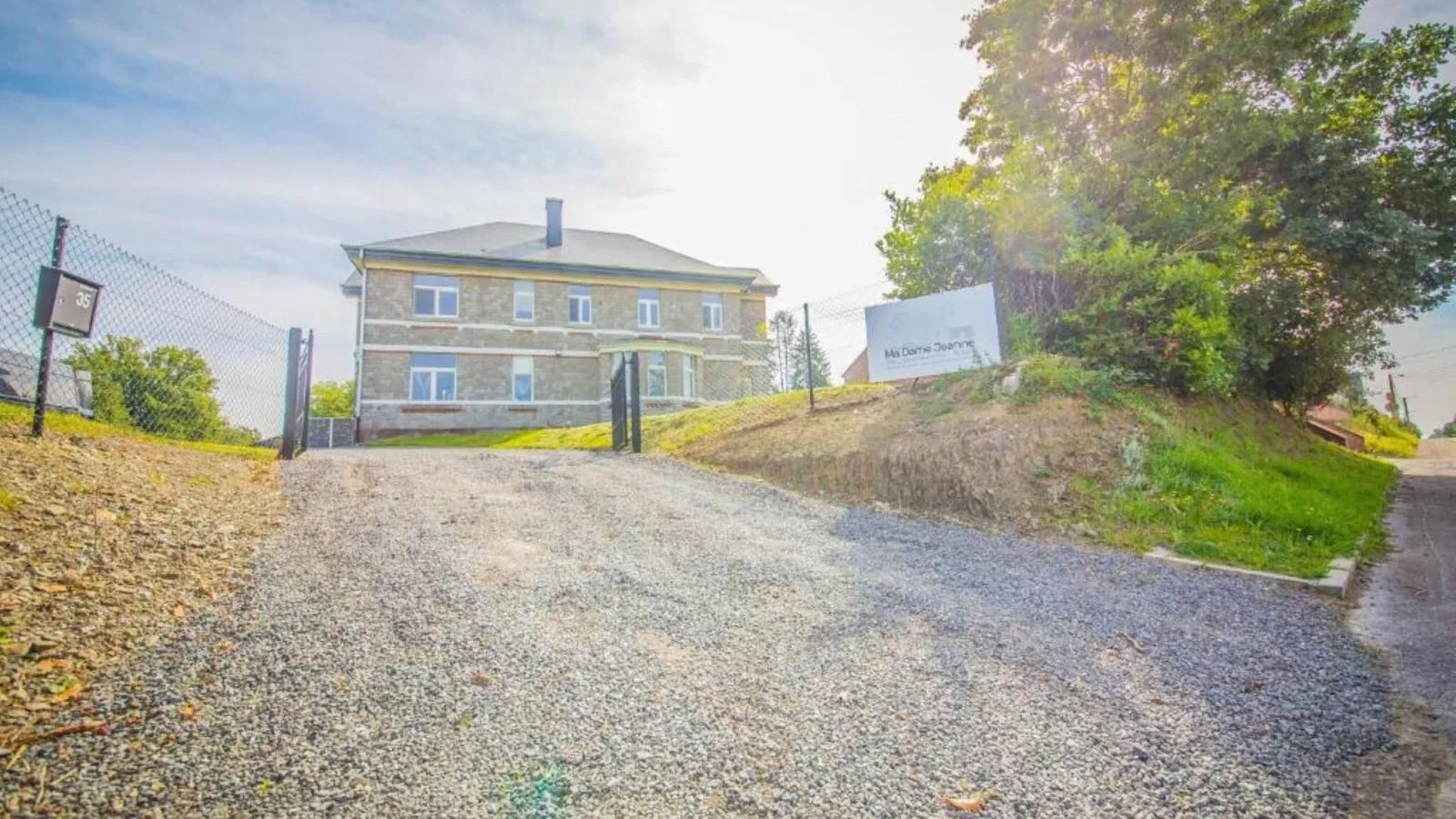 Ma Dame Jeanne-Exterior in summer