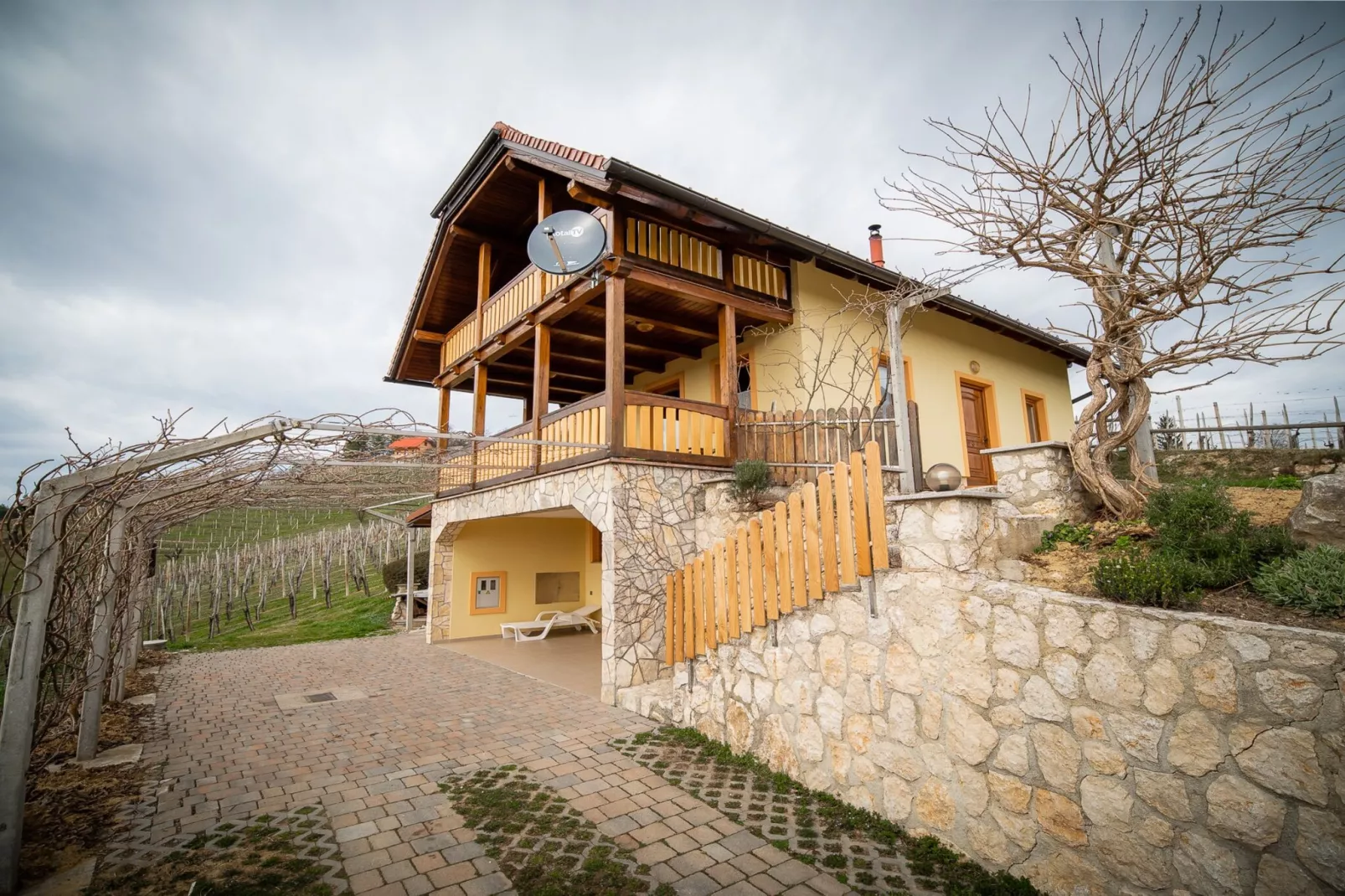 Vivid Hillside Country House with Hot-Tub and Sauna - Two Bedroom Country House-Outdoor