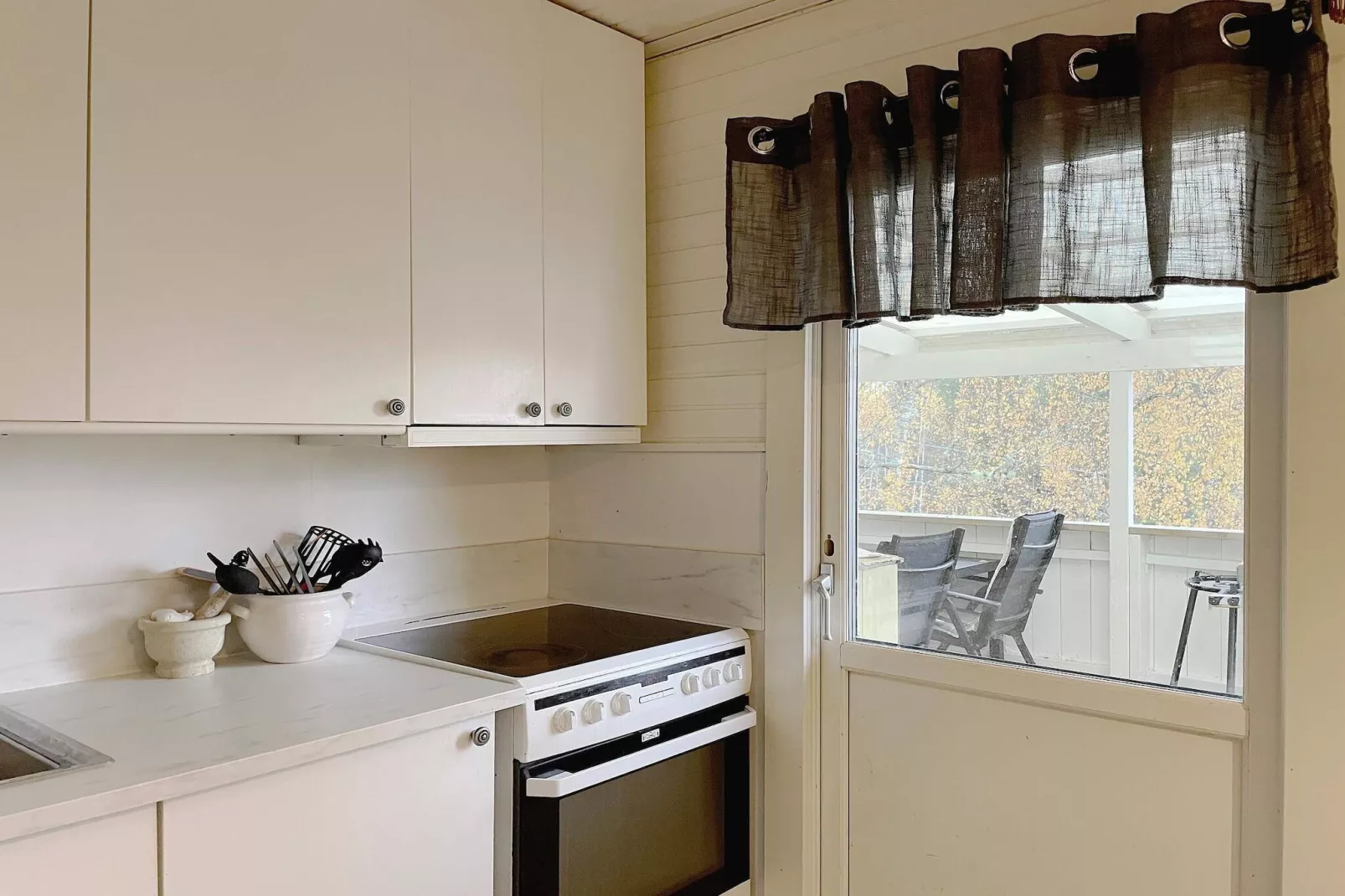 Cozy Forest Hideaway with Hot Tub-Indoor