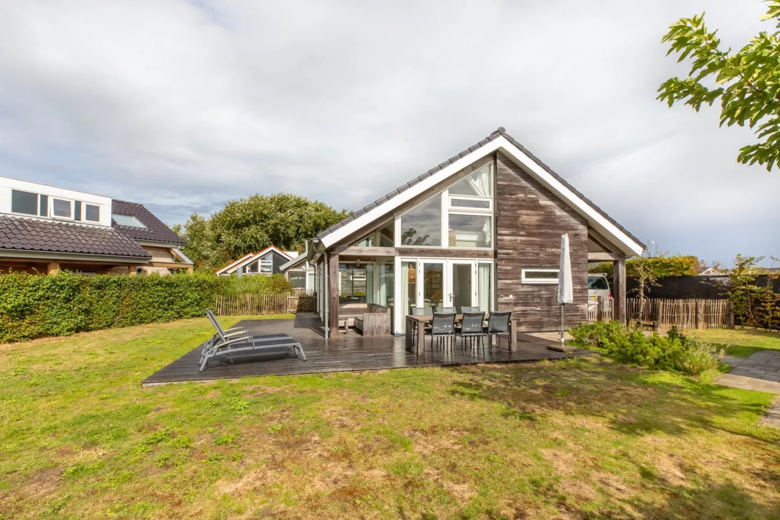 Zonnedorp Kavel 10 Renesse | Villa near the Beach & with Spacious Garden-Exterior in summer