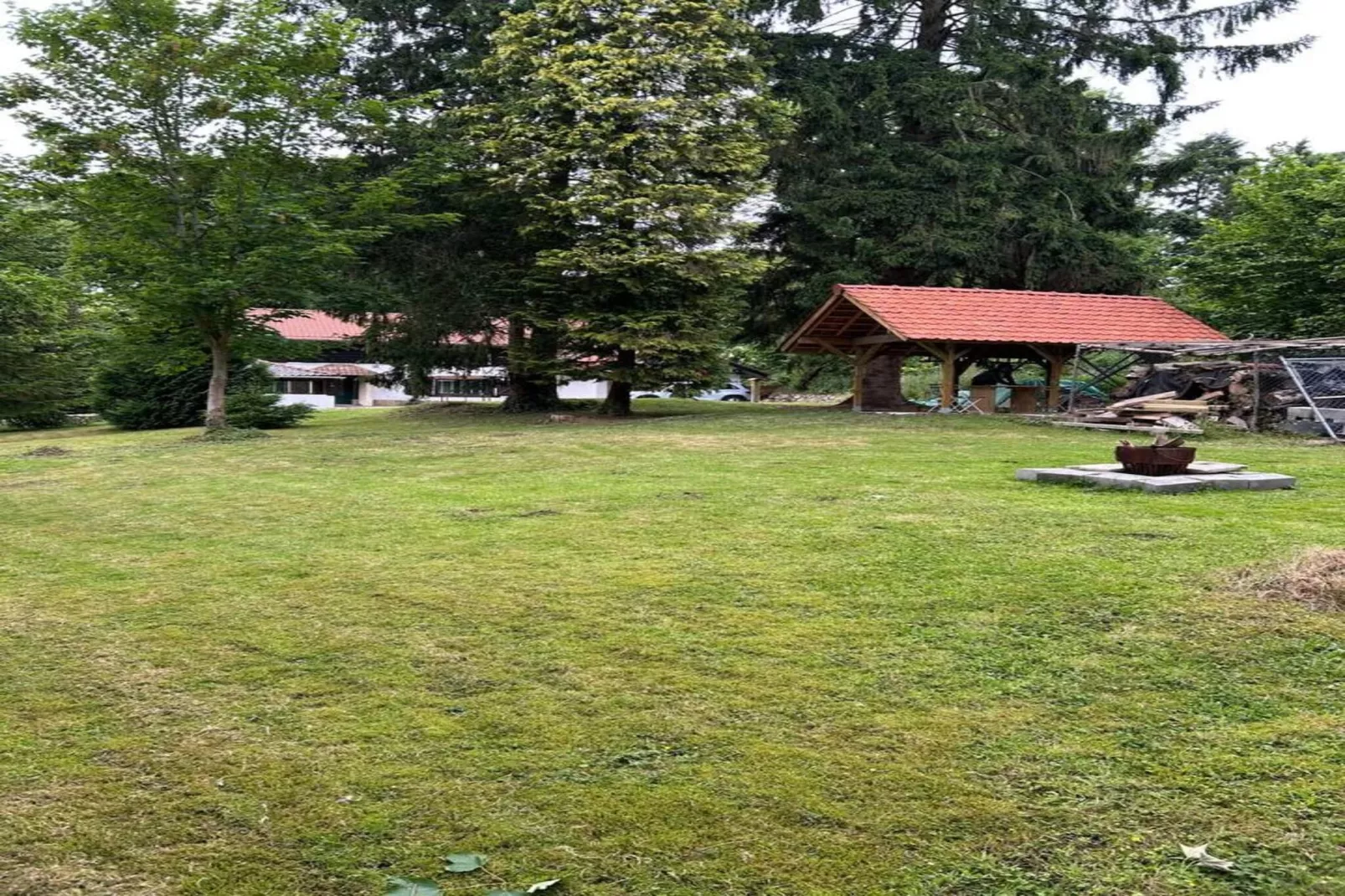 L'Ecureuil Blanc-Gardens in summer