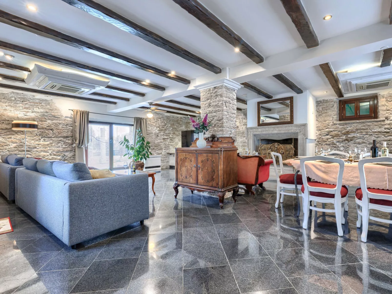 Golden Roots-Drinnen