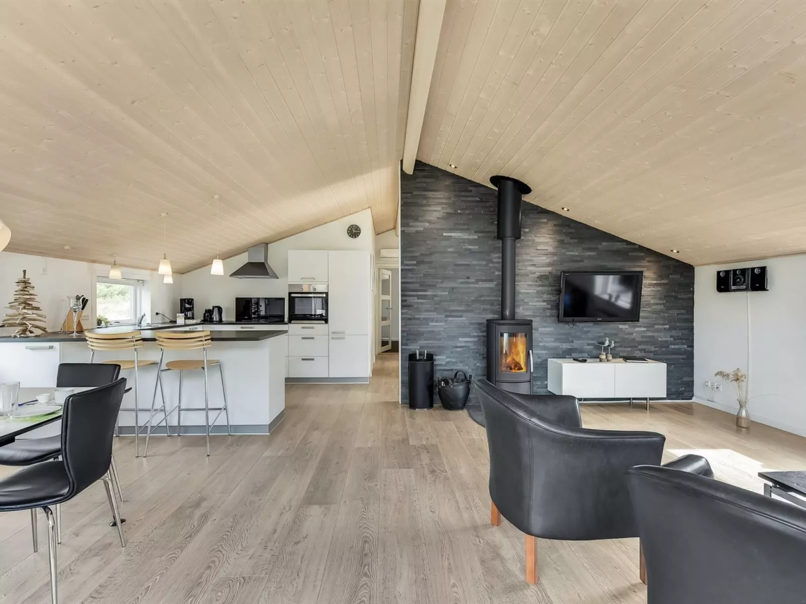 "Lav" - 3.8km from the sea-Dedans