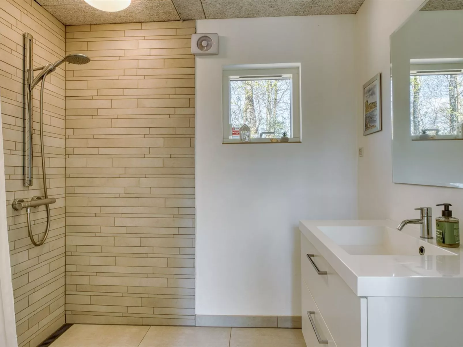 "Elissa" - 50m to the fjord-Inside