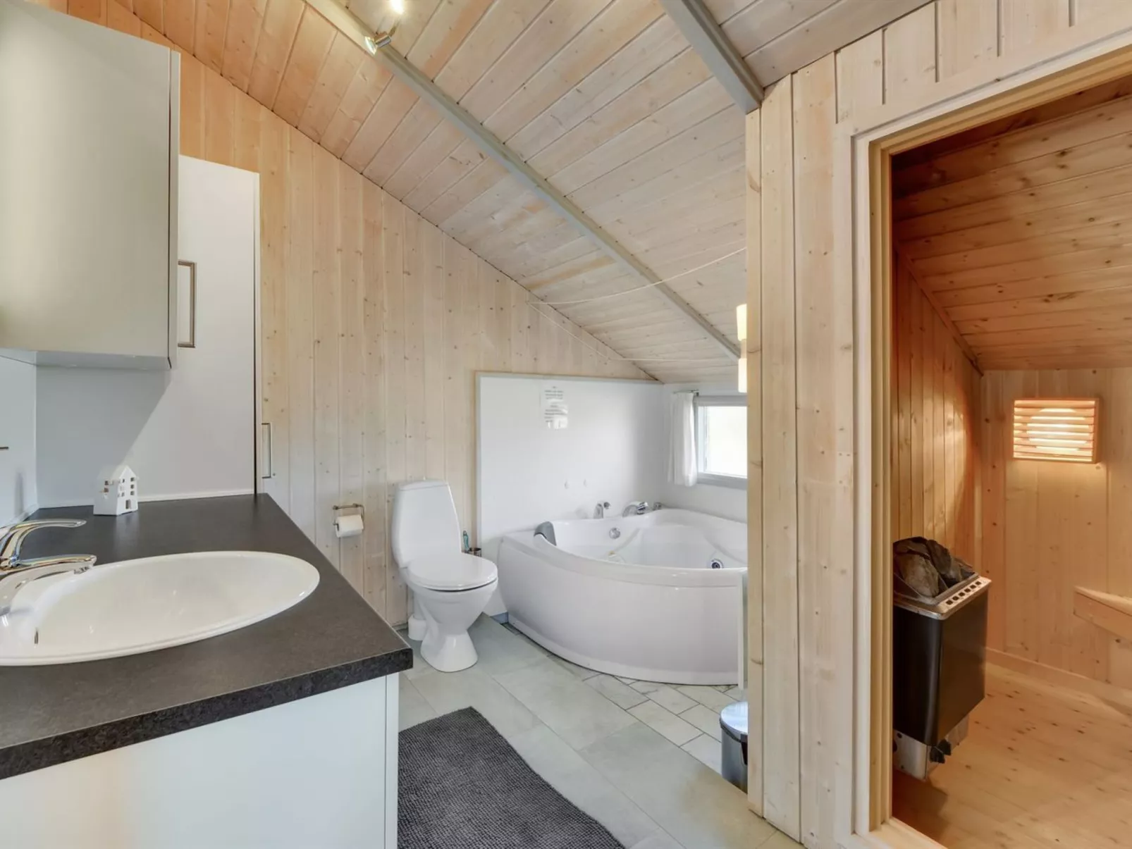 "Durita" - 600m to the fjord-Drinnen