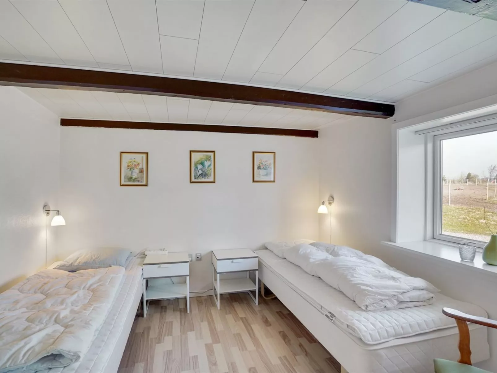 "Kara" - 100m to the fjord-Drinnen