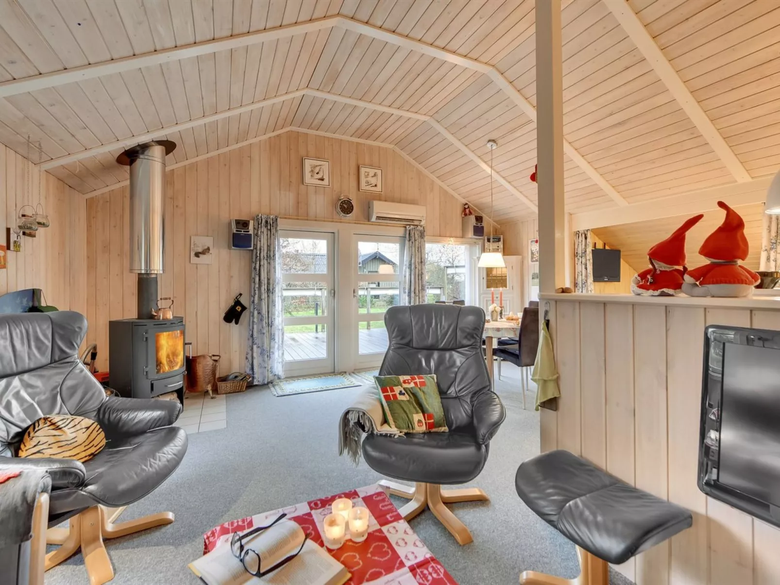 "Hannah" - 300m to the fjord-Inside