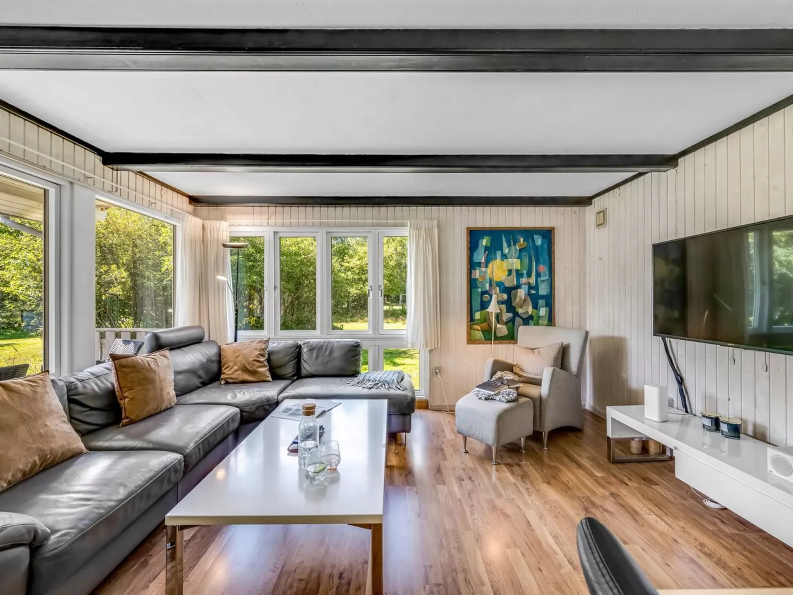 "Yall" - 1km from the sea-Inside