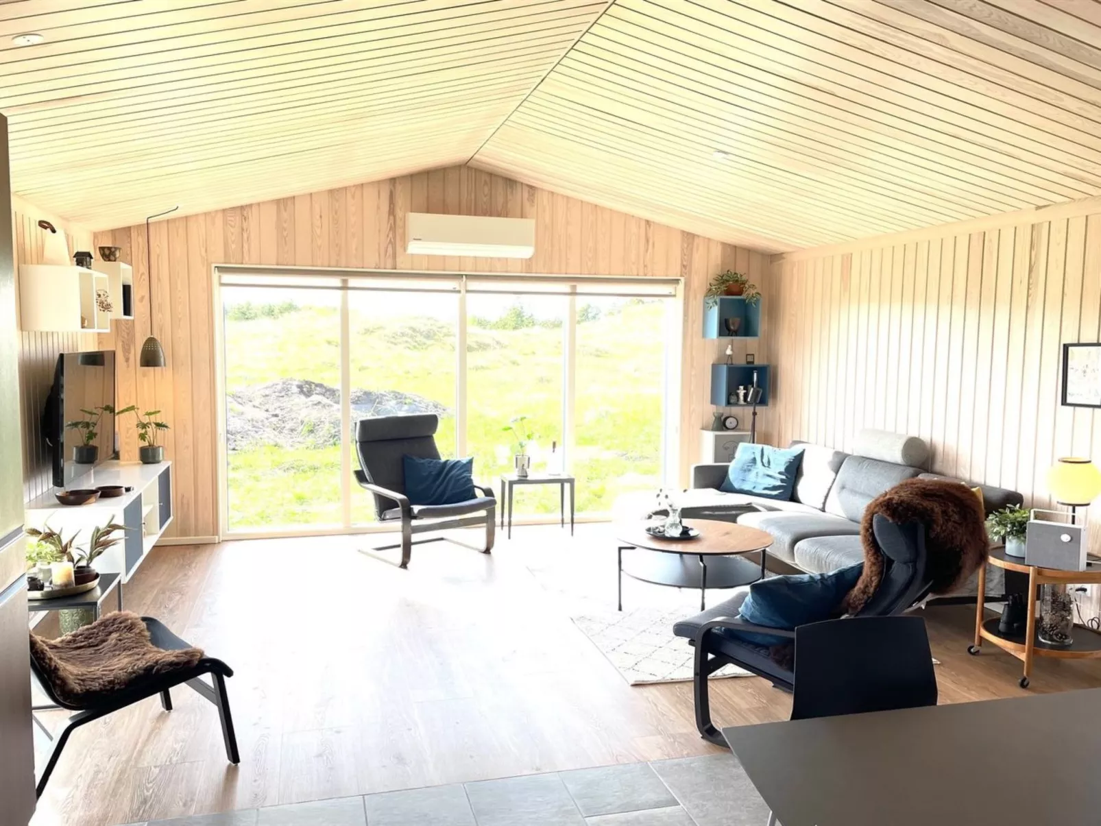 "Hinda" - 1.2km from the sea-Inside