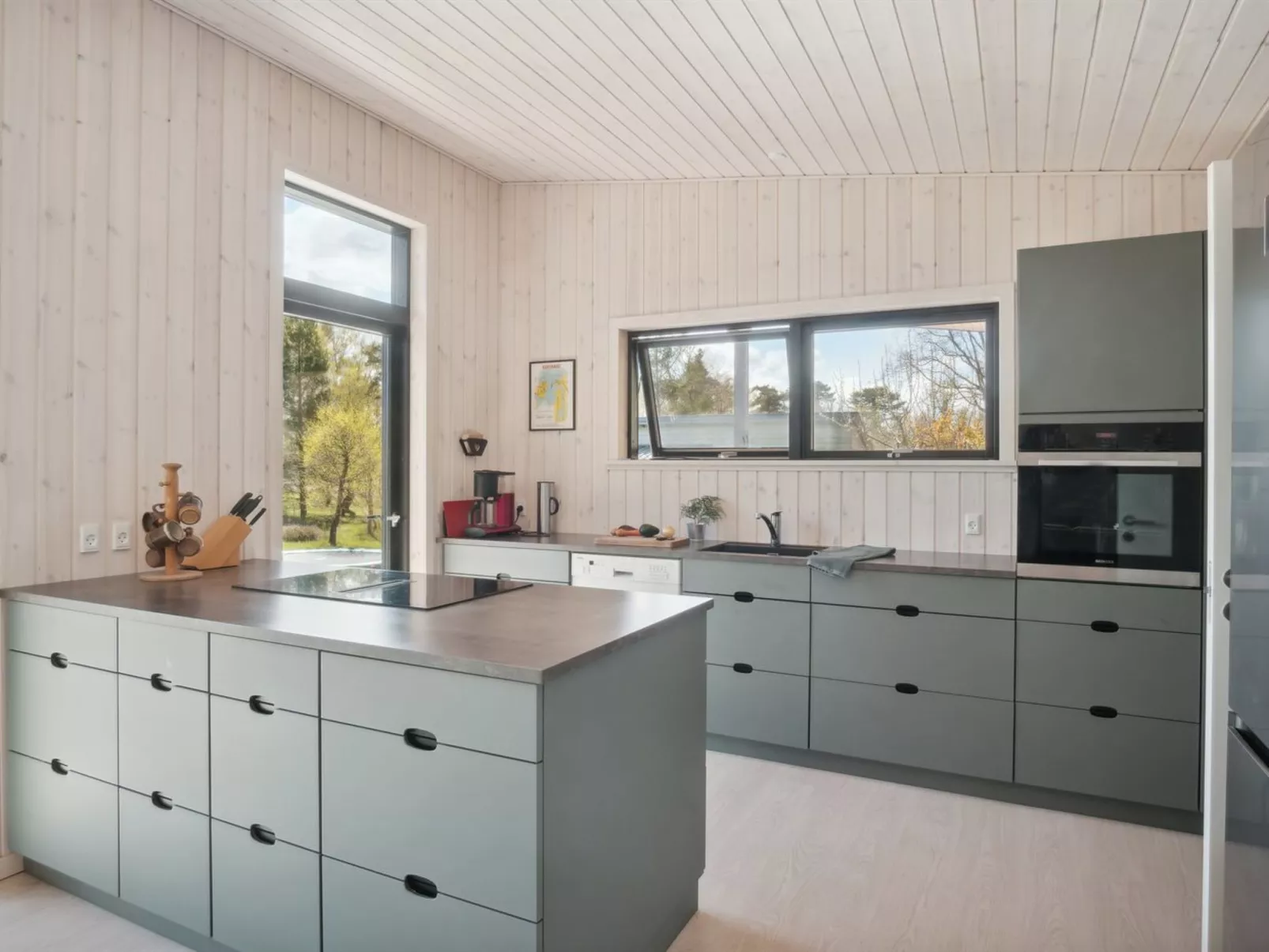 "Toska" - 100m to the fjord-Drinnen