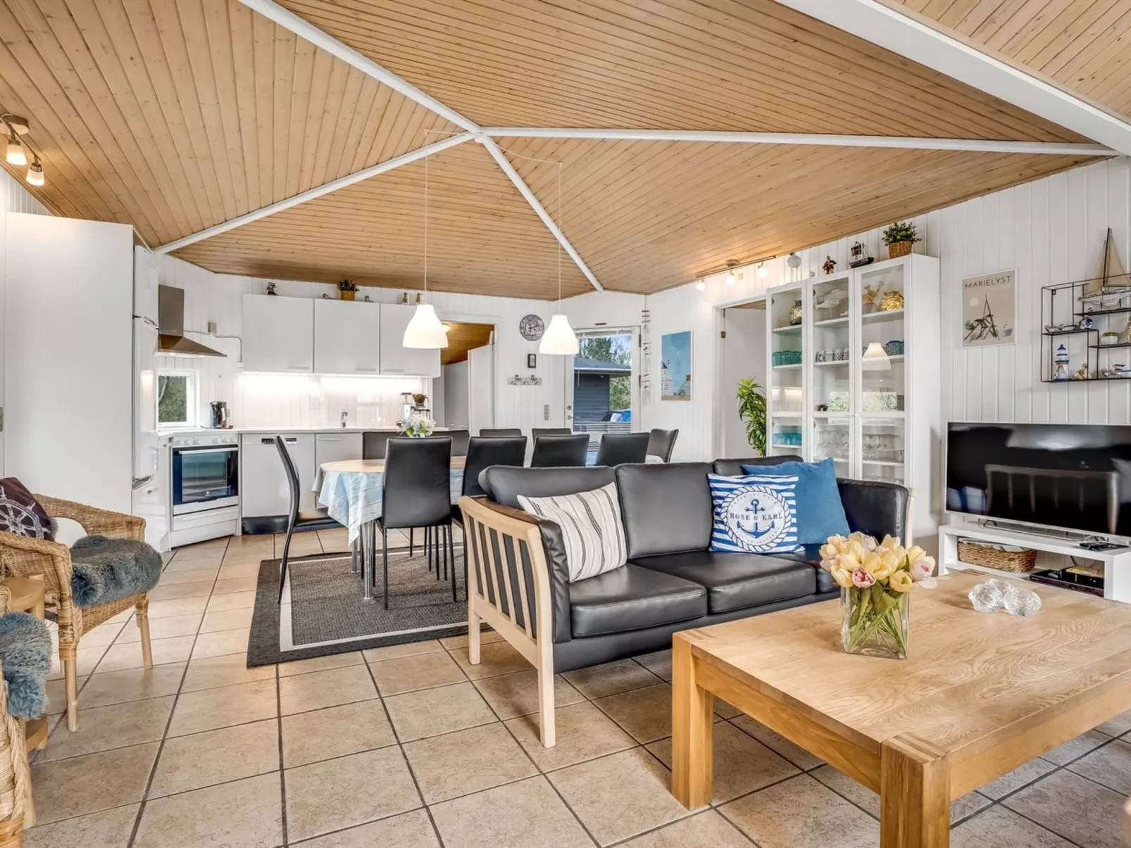 "Binta" - 800m from the sea-Drinnen