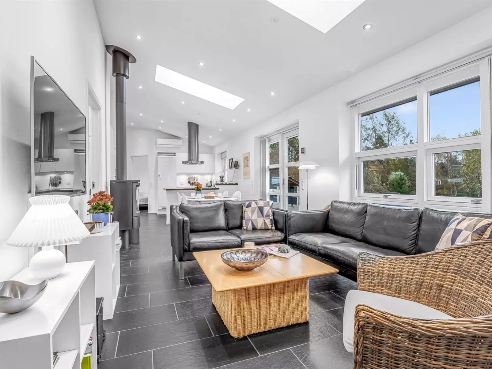 "Laulu" - 200m from the sea-Drinnen