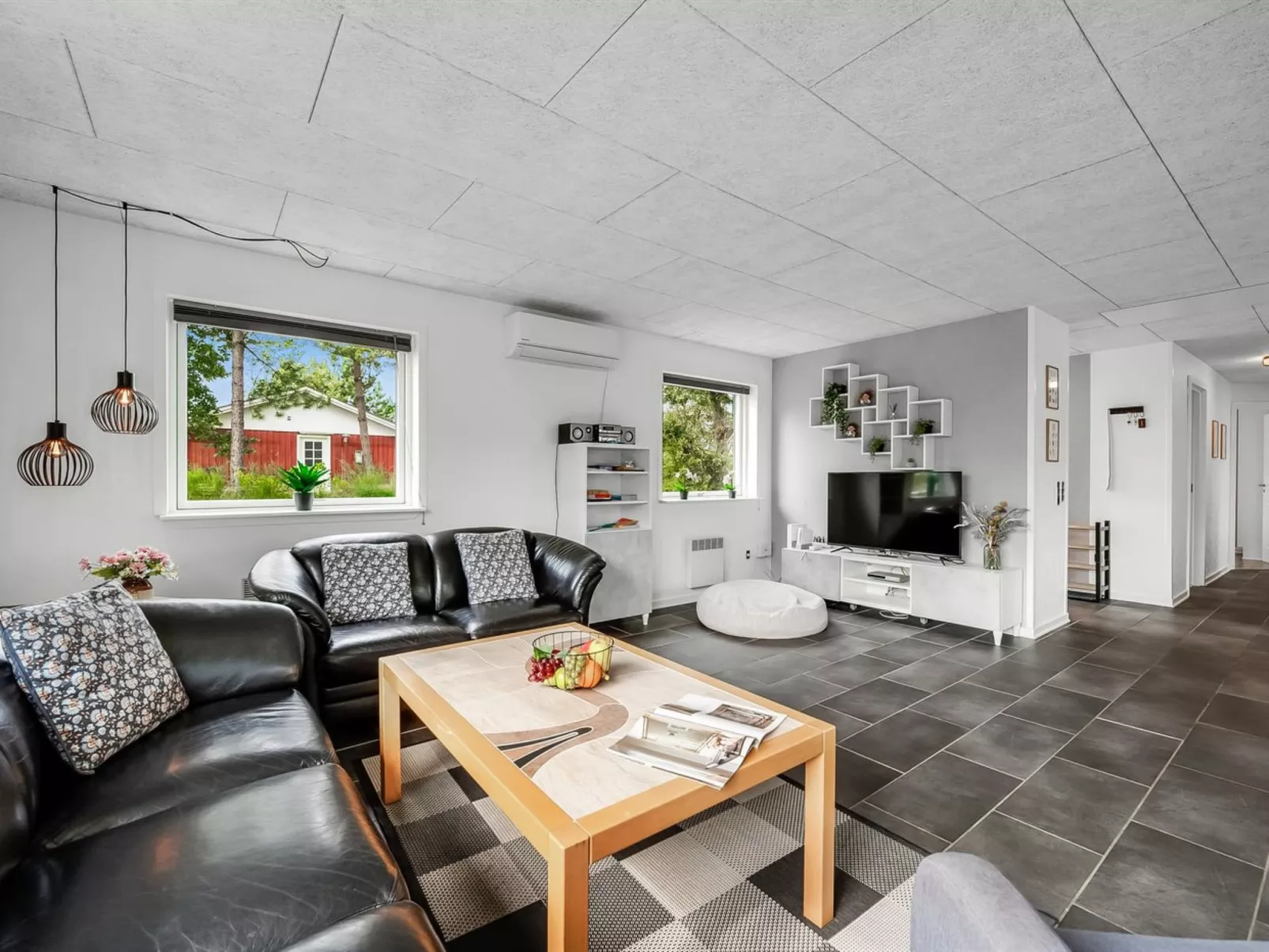 "Amine" - 300m to the fjord-Inside