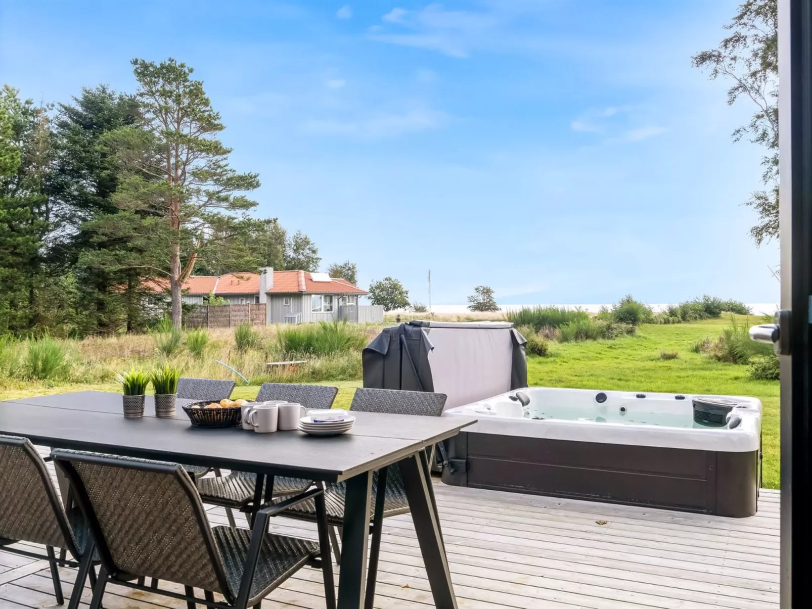 "Jahn" - 250m to the fjord-Drinnen