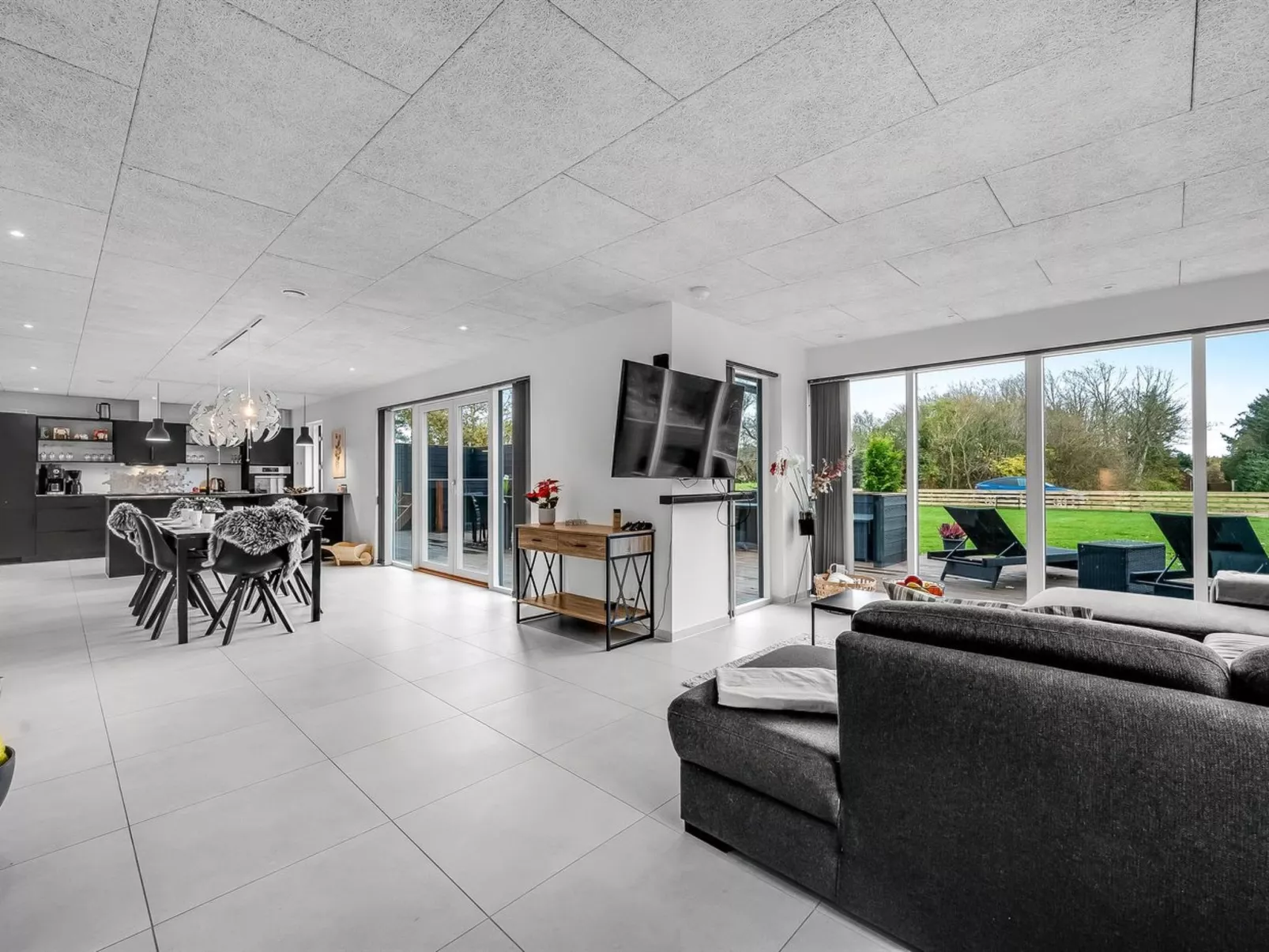 "Elisaveta" - 400m to the fjord-Drinnen