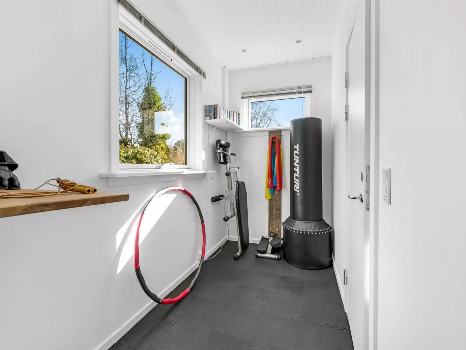 "Hughe" - 1.3km from the sea-Dedans