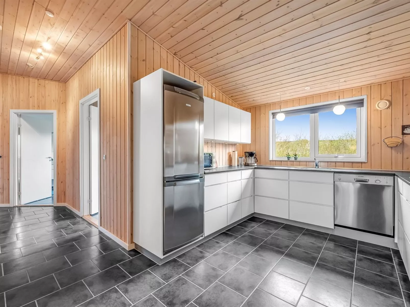 "Anelise" - 800m to the fjord-Drinnen