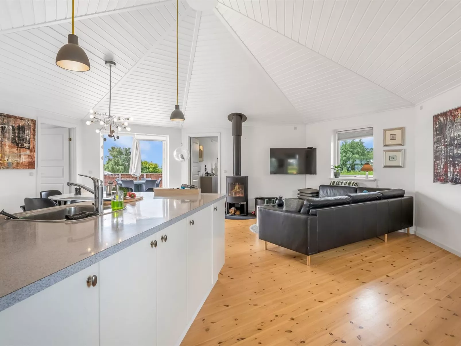 "Glenda" - 2.1km from the sea-Inside