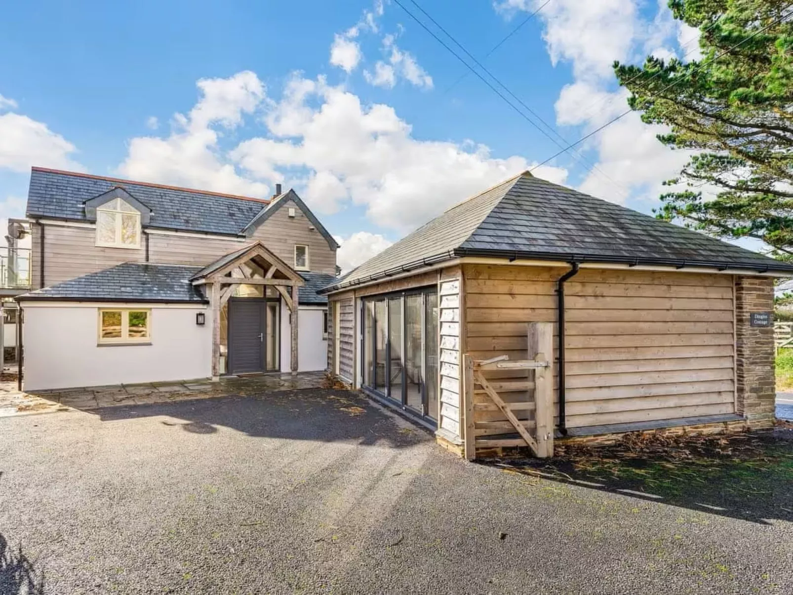 Dingles Cottage-Draußen