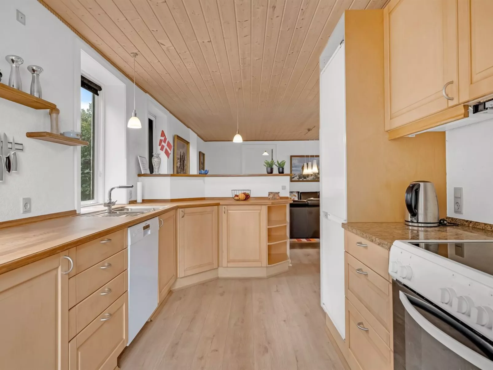 "Nette" - 2km to the fjord-Drinnen