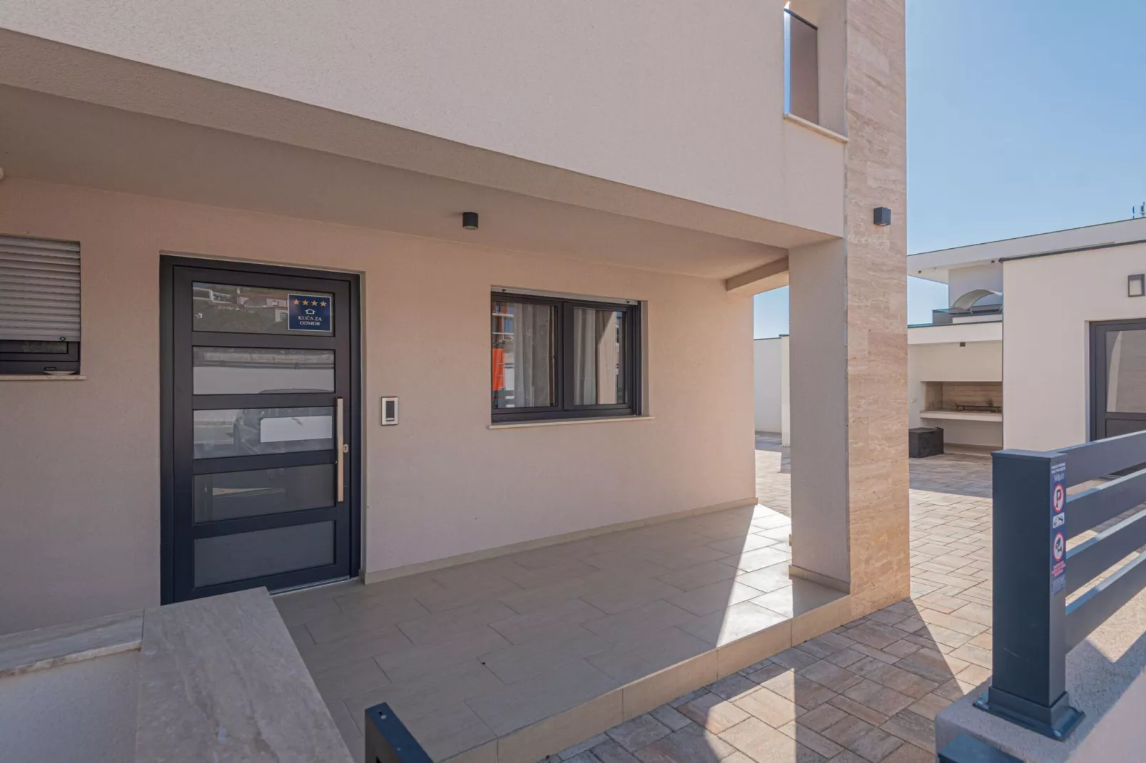 Four-Bedroom Villa With Pool-Im Freien