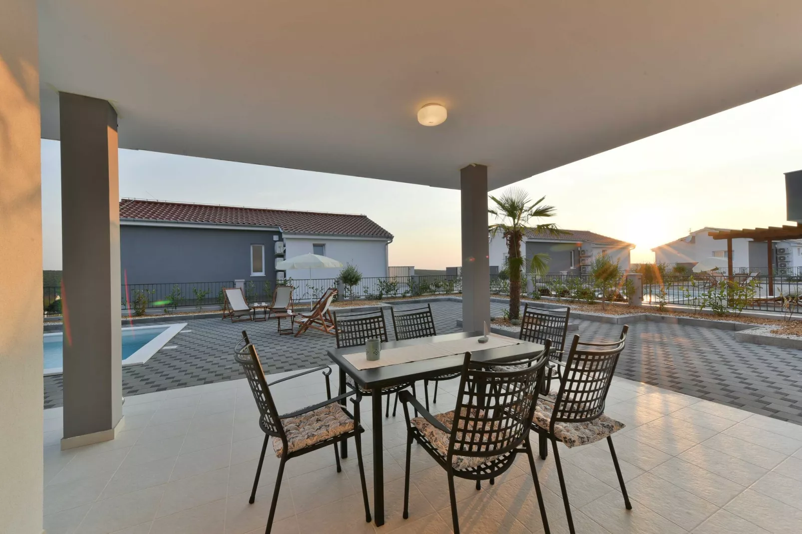 Luxury Escape with Swimming Pool & Modern Design -Deluxe Four Bedroom Villa with Private Pool (Villa 6)-Im Freien