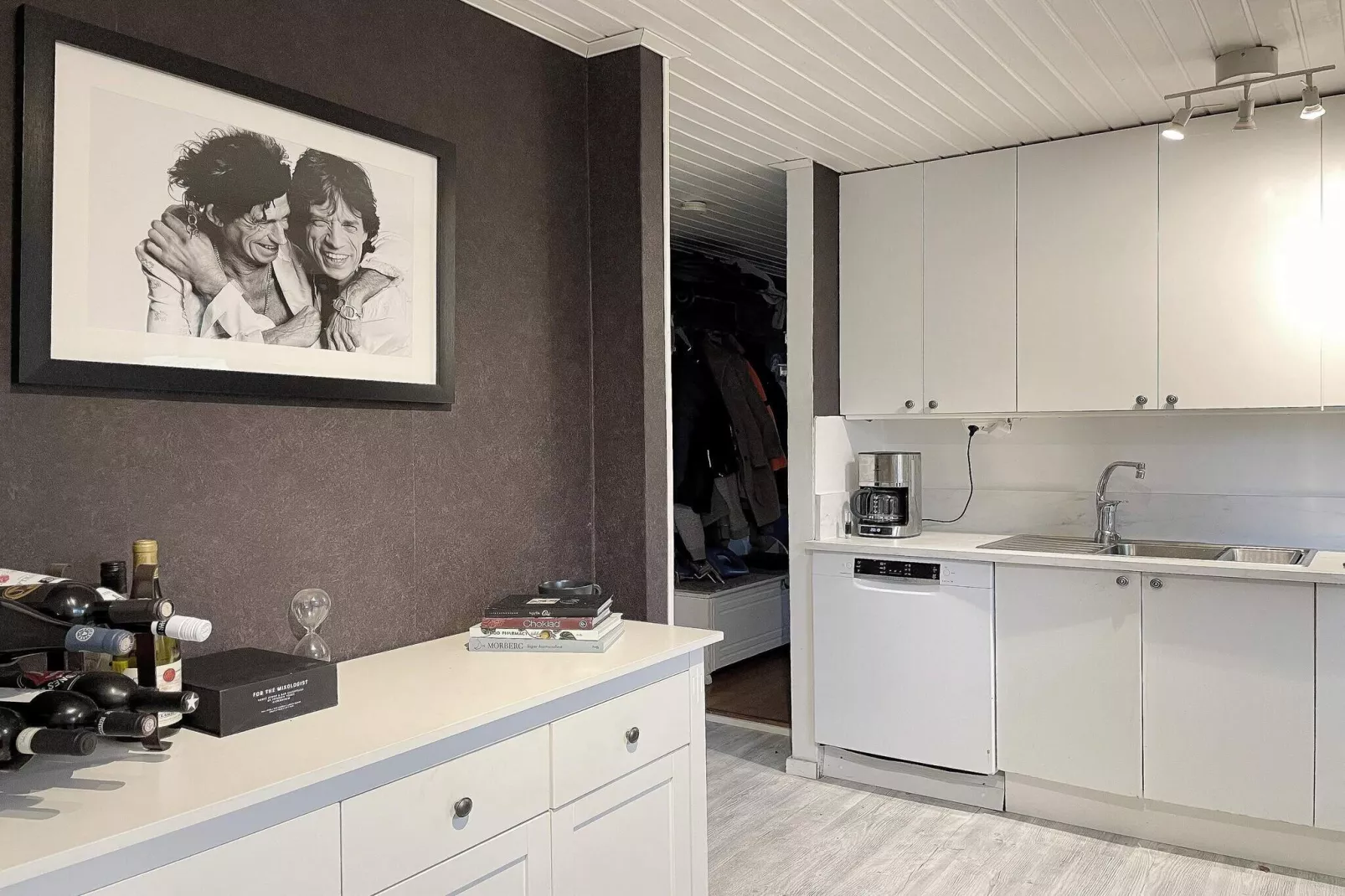 Cozy Forest Hideaway with Hot Tub-Indoor