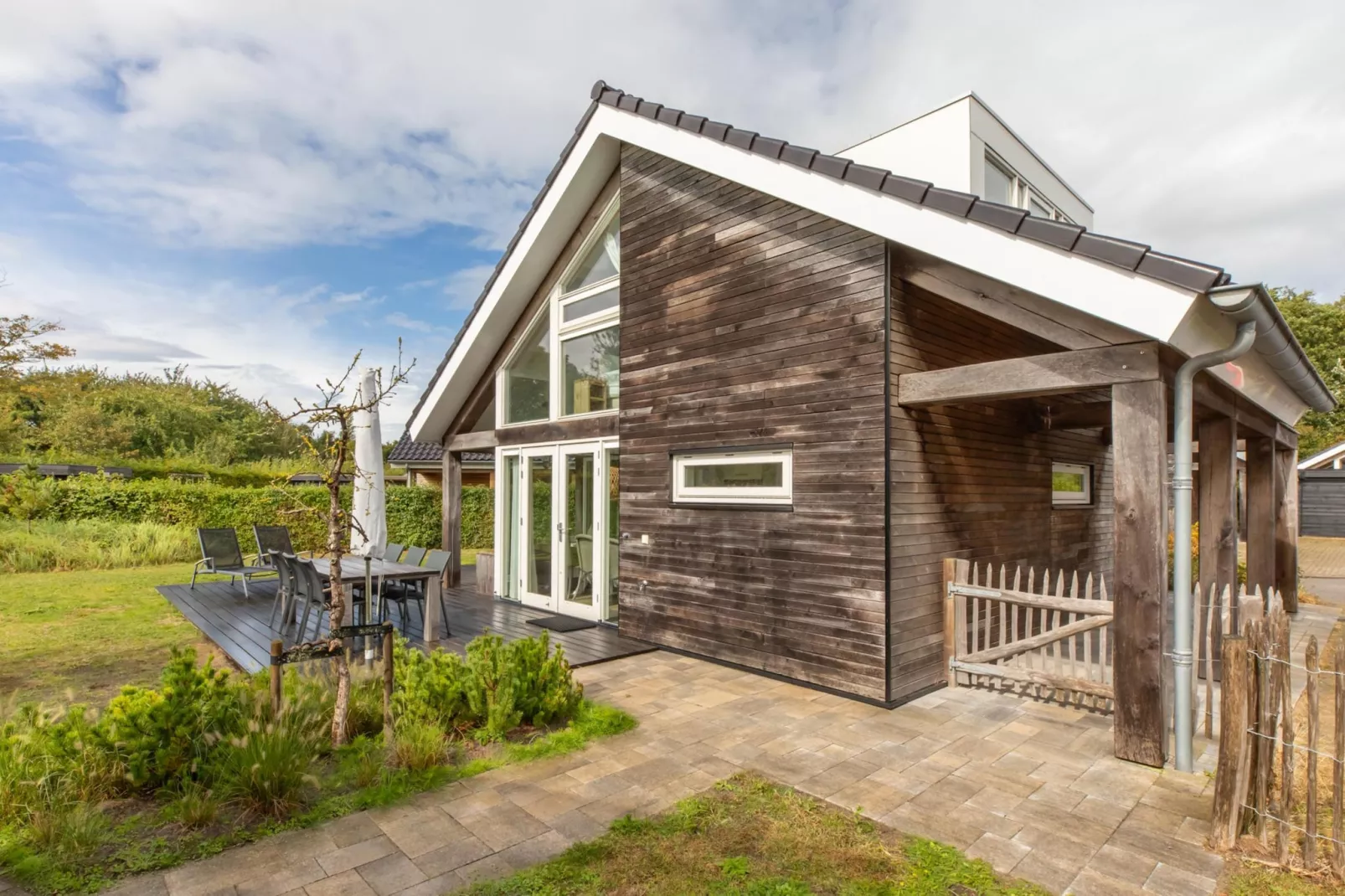 Zonnedorp Kavel 10 Renesse | Villa near the Beach & with Spacious Garden-Exterior in summer