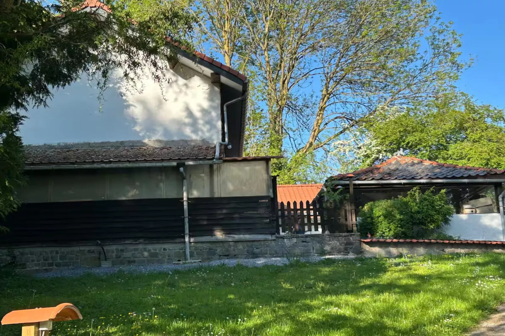 L'Ecureuil Blanc-Gardens in summer