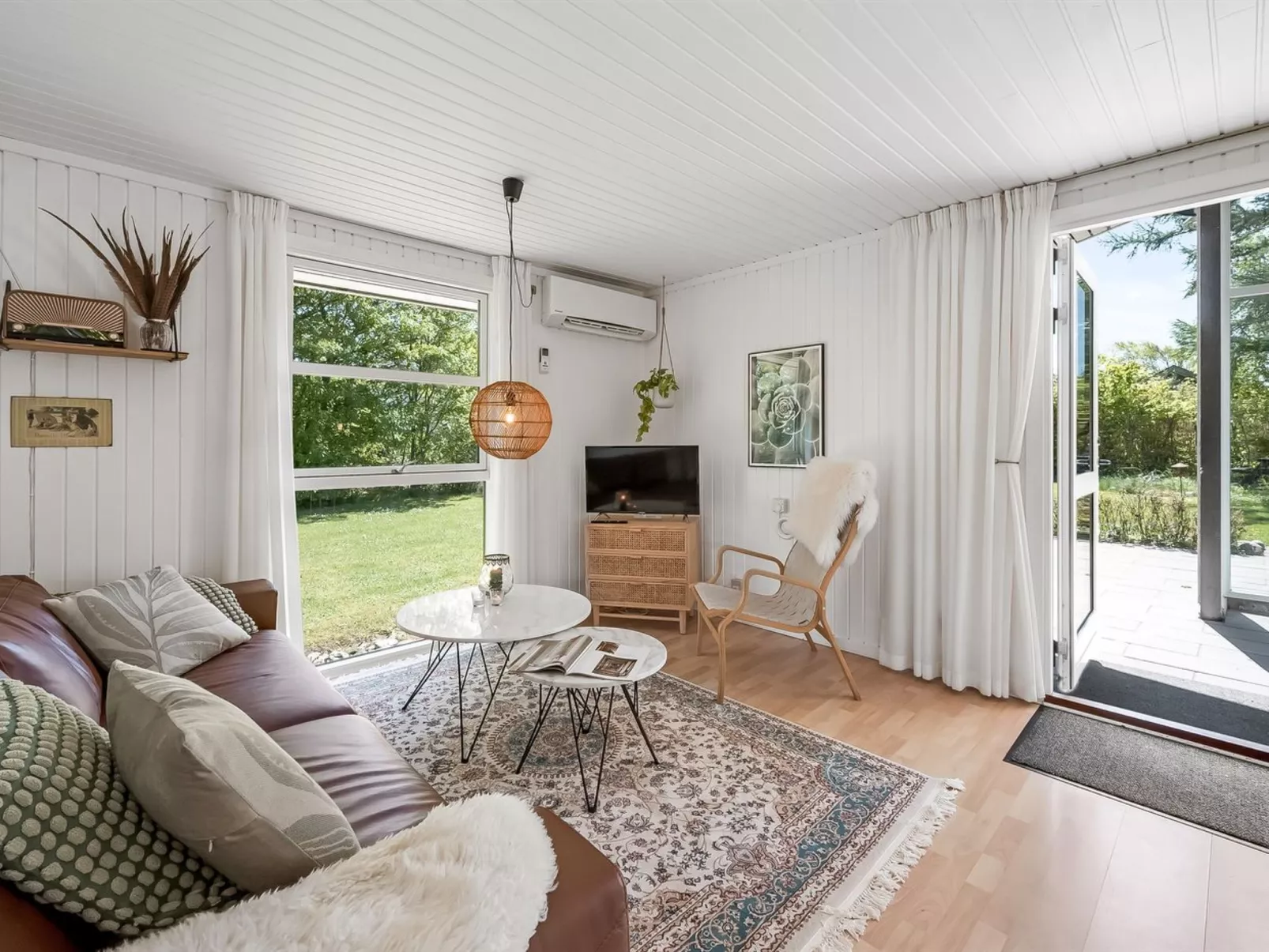 "Raisa" - 200m to the fjord-Inside