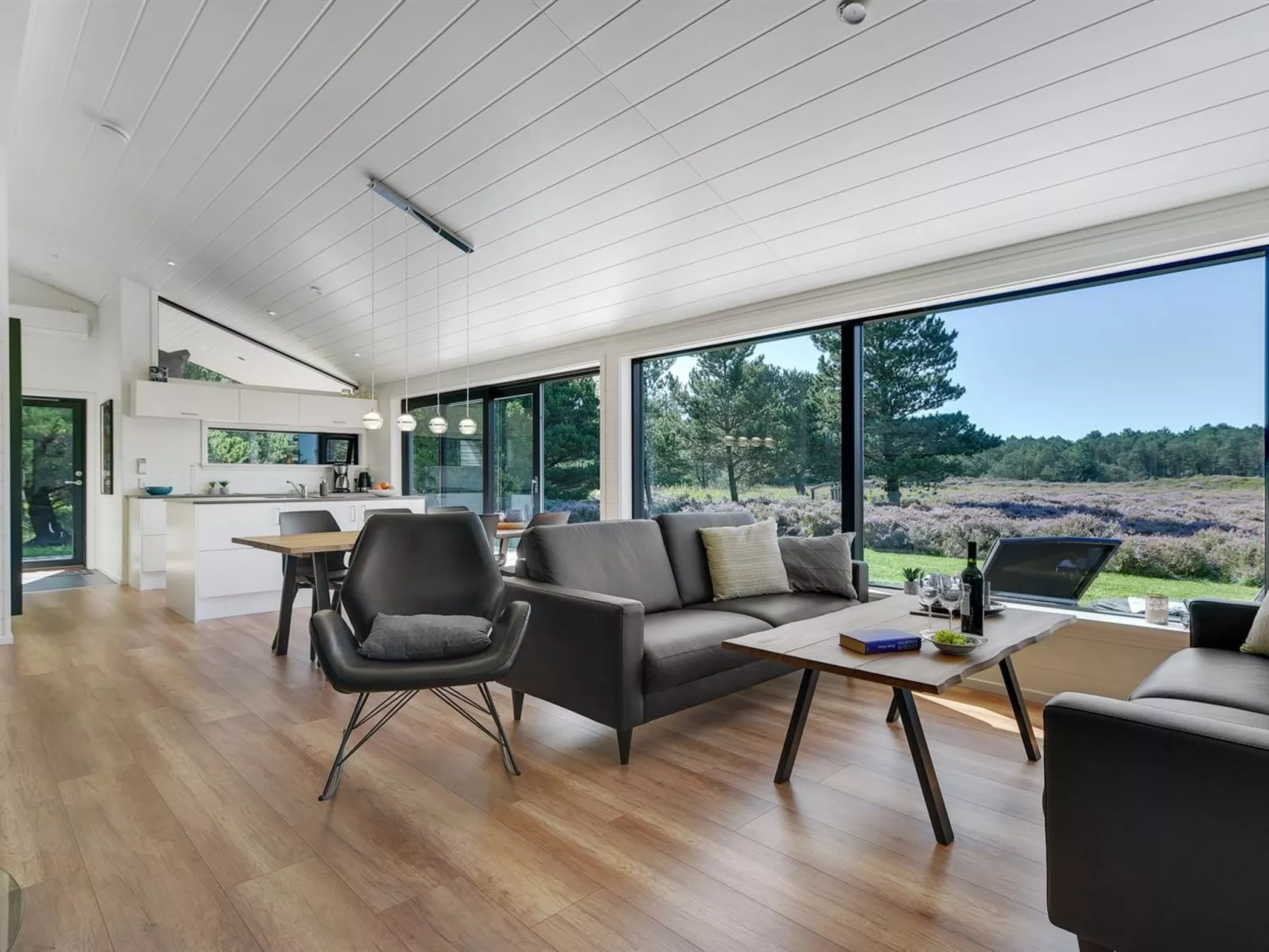 "Tea" - 2.7km from the sea-Dedans