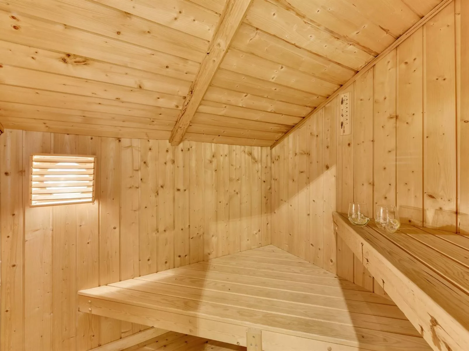 "Durita" - 600m to the fjord-Drinnen