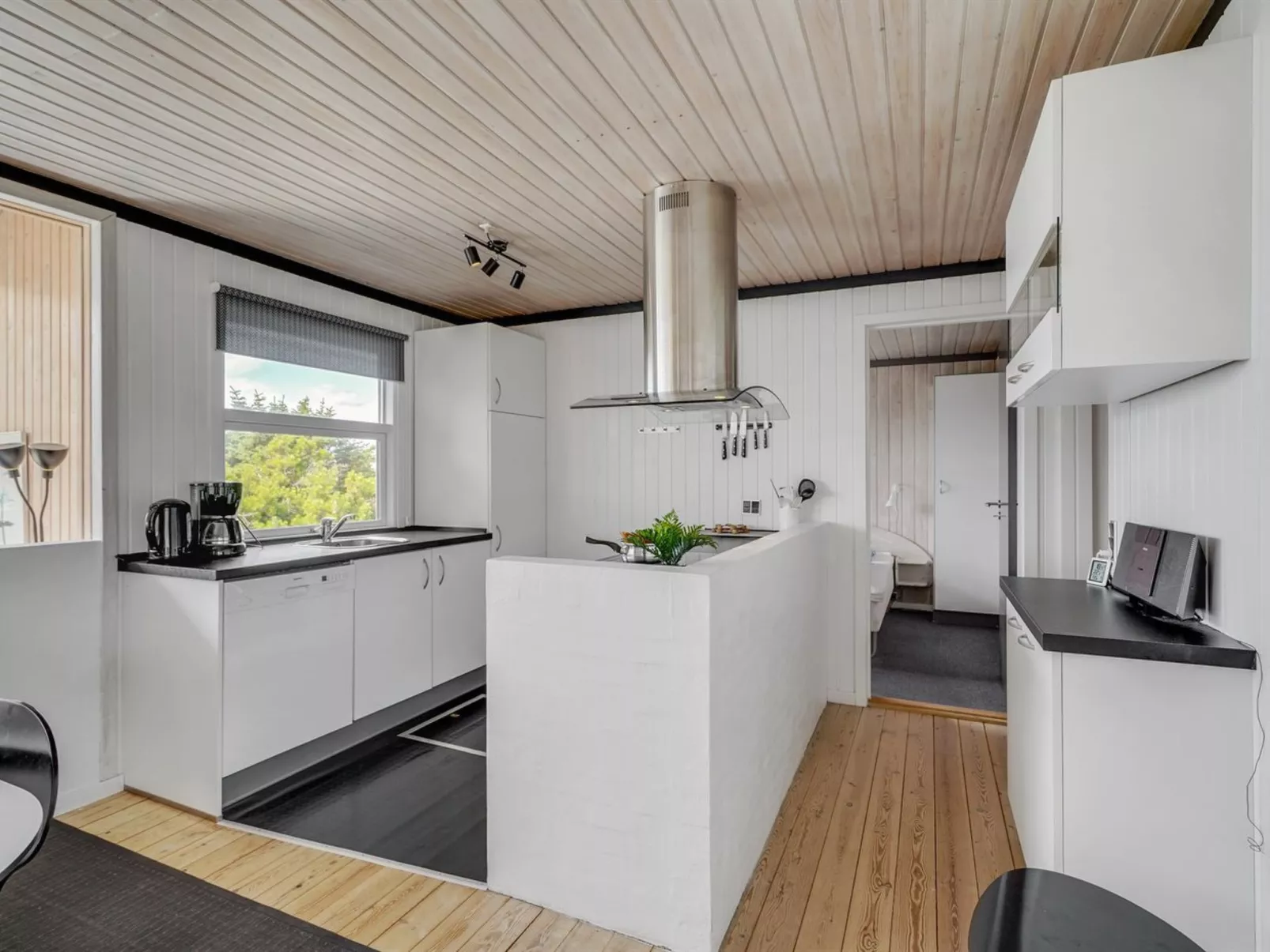 "Anthonette" -  from the sea-Drinnen