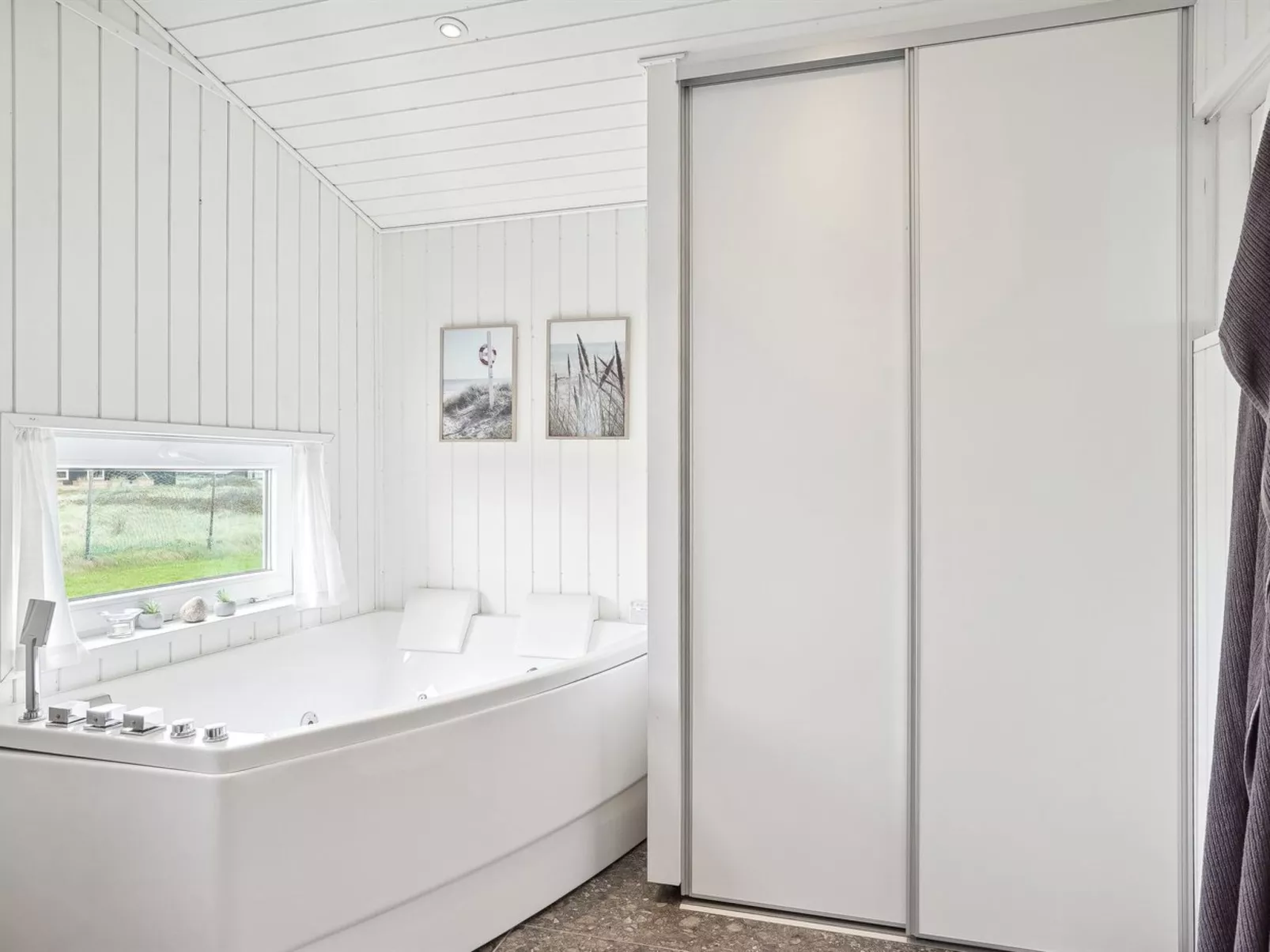 "Dyri" - 75m from the sea-Inside