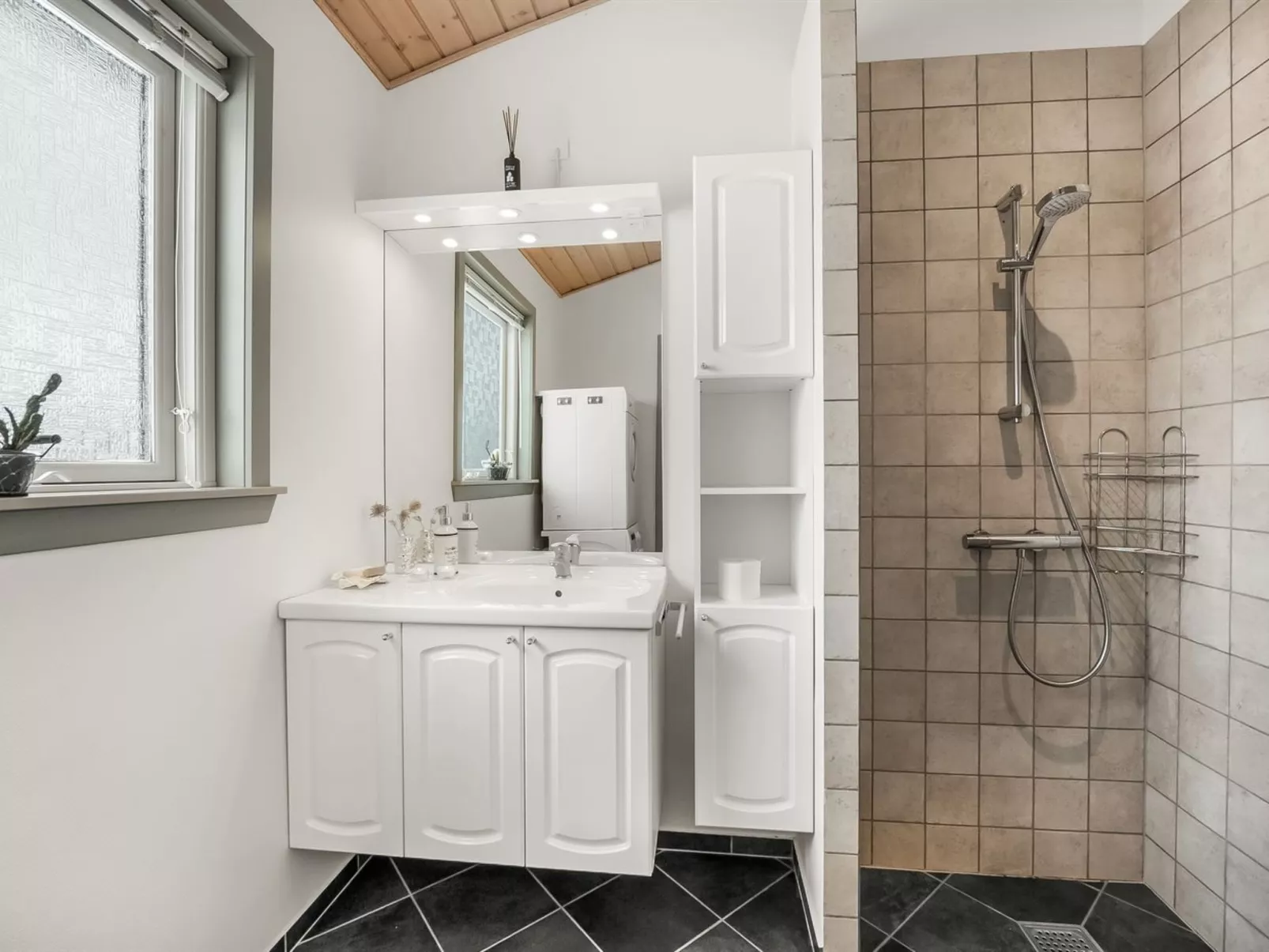 "Kai" - 500m to the fjord-Inside