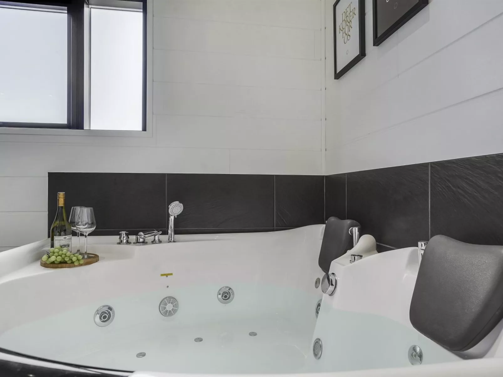 "Jonne" - 200m to the fjord-Drinnen