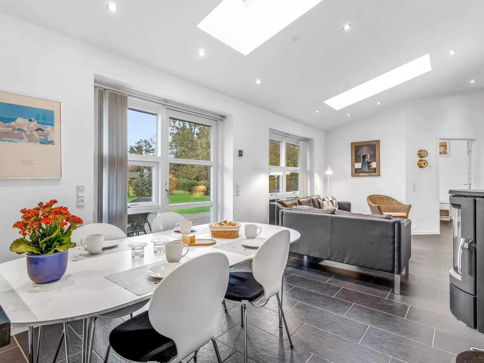 "Laulu" - 200m from the sea-Drinnen