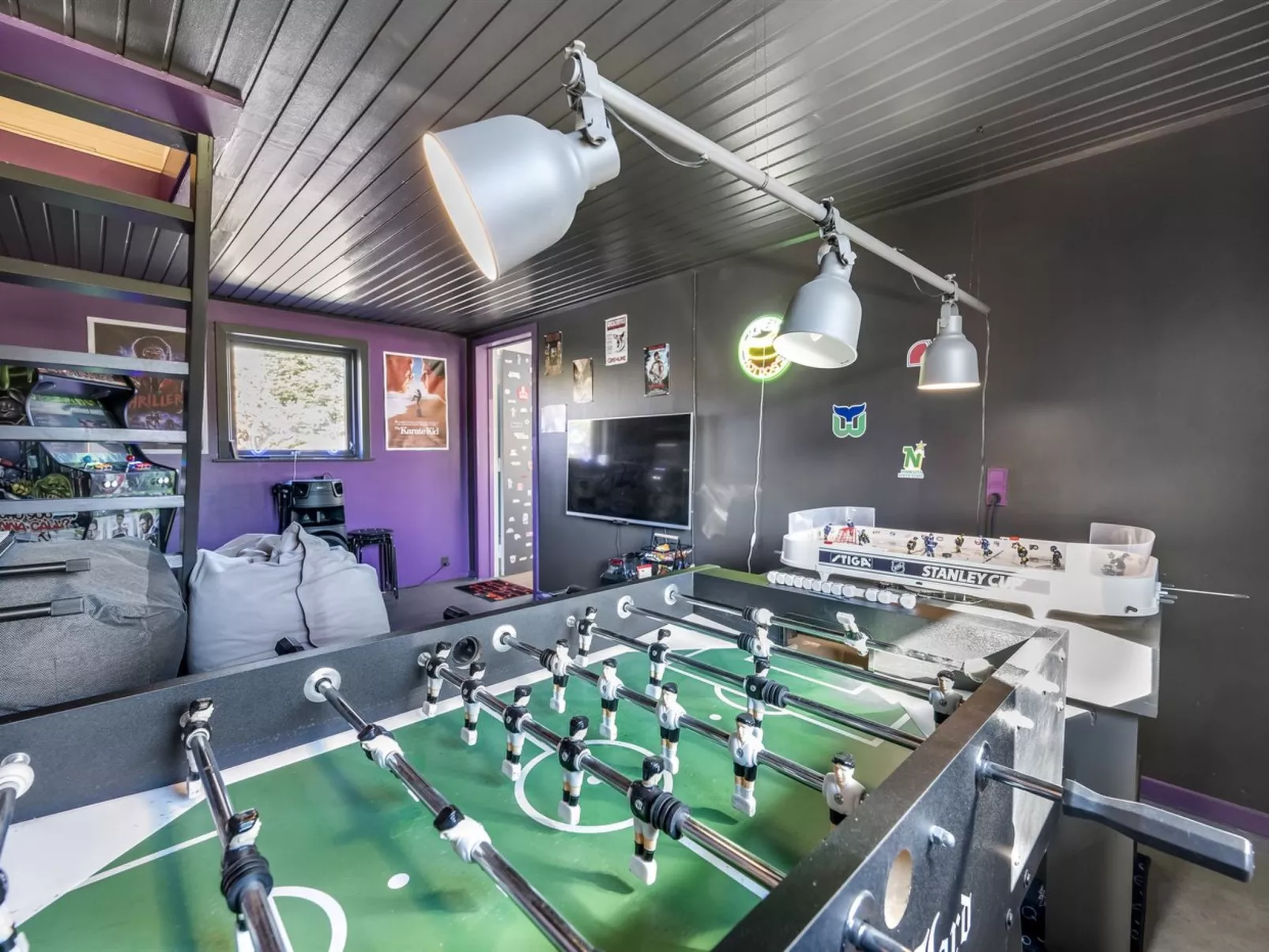 "Hughe" - 1.3km from the sea-Dedans