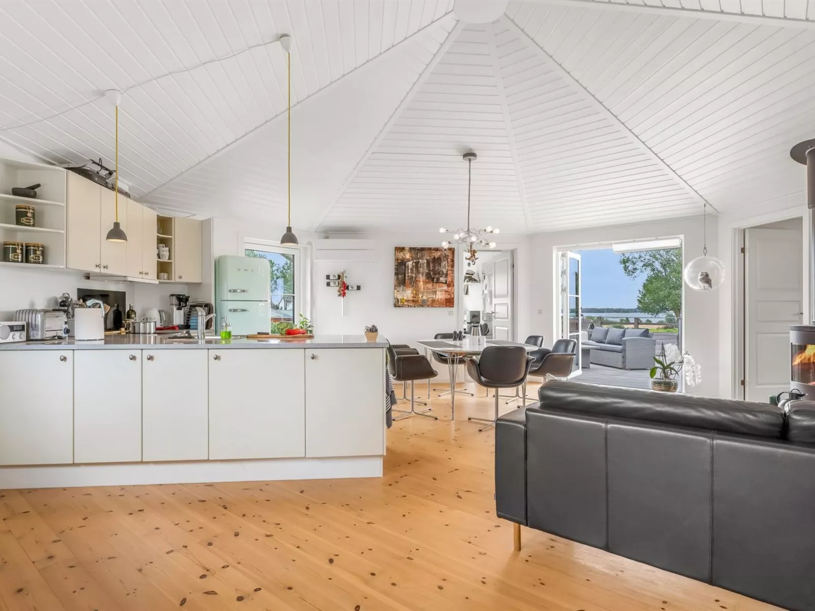 "Glenda" - 2.1km from the sea-Inside