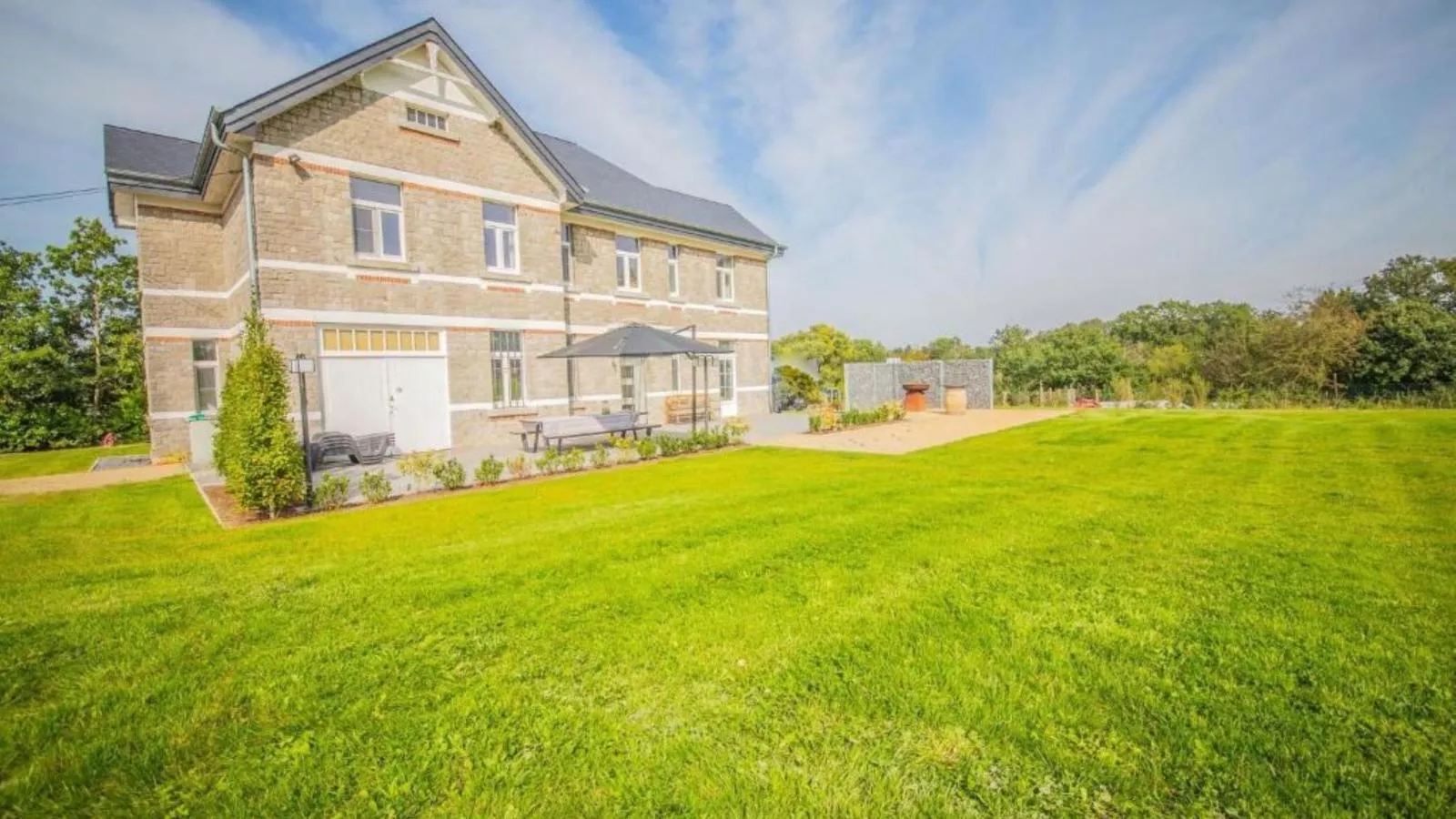 Ma Dame Jeanne-Exterior in summer