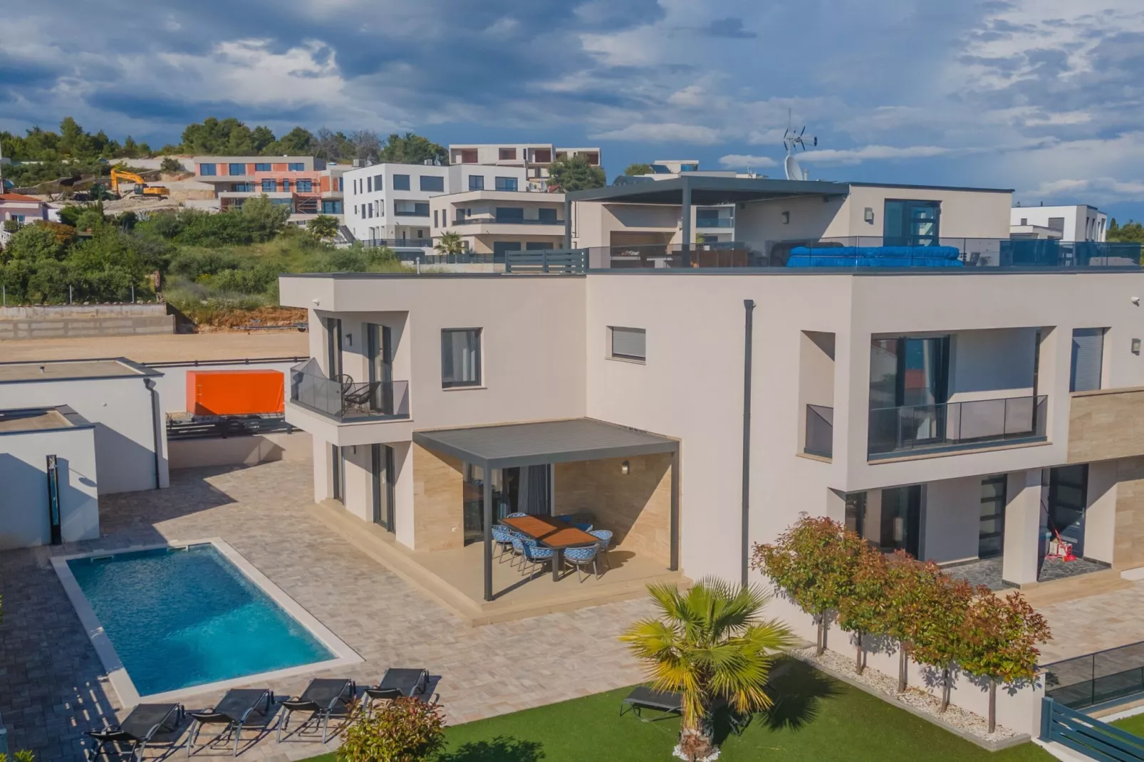 Four-Bedroom Villa With Pool-Im Freien