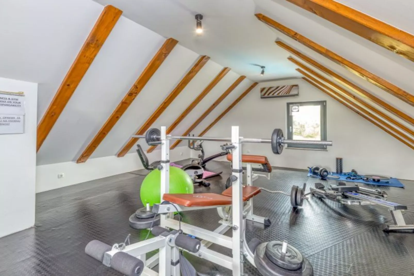 Four Bedroom Holiday House Mali Raj with Pool-Fitnessraum