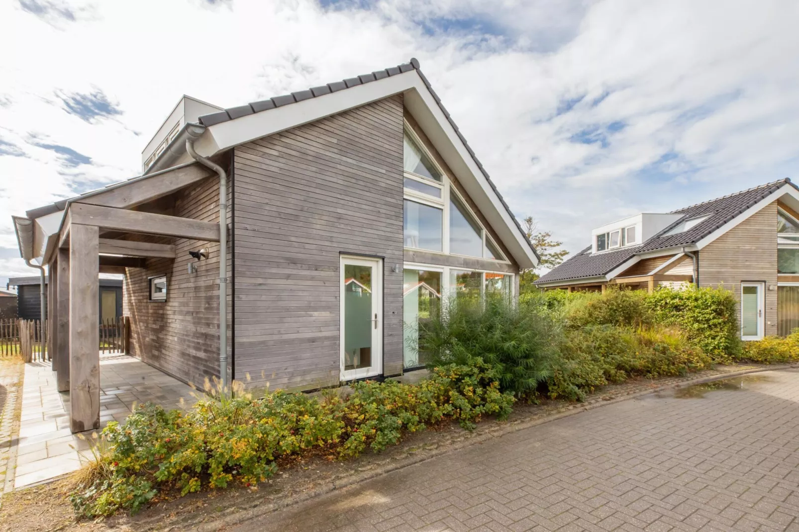 Zonnedorp Kavel 10 Renesse | Villa near the Beach & with Spacious Garden-Exterior in summer
