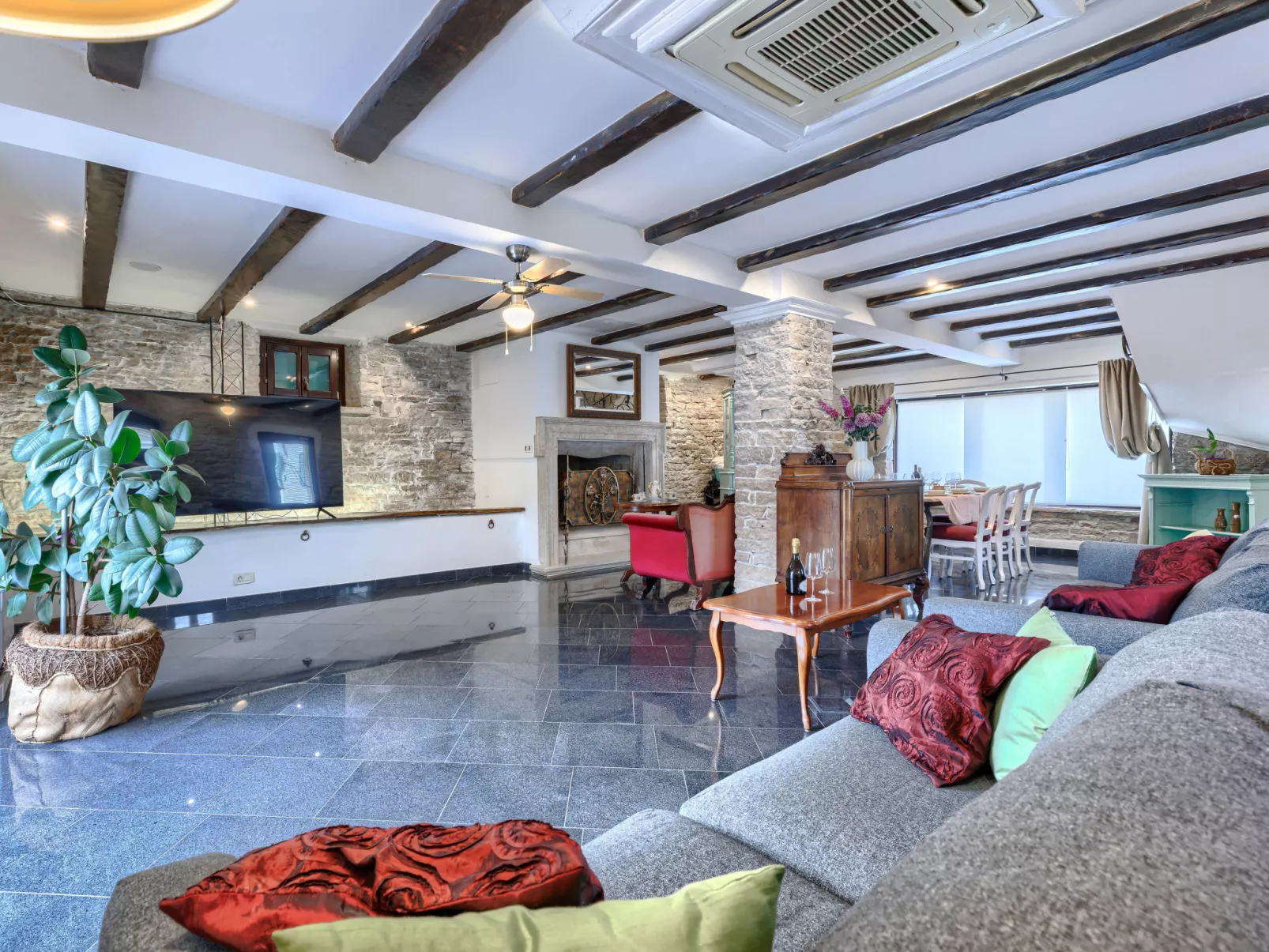 Golden Roots-Drinnen