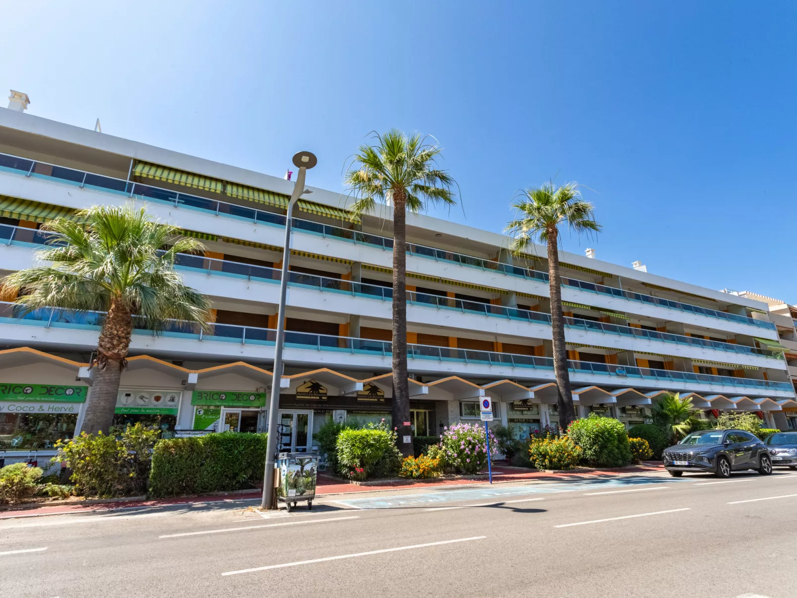 Les Palmiers-Outside