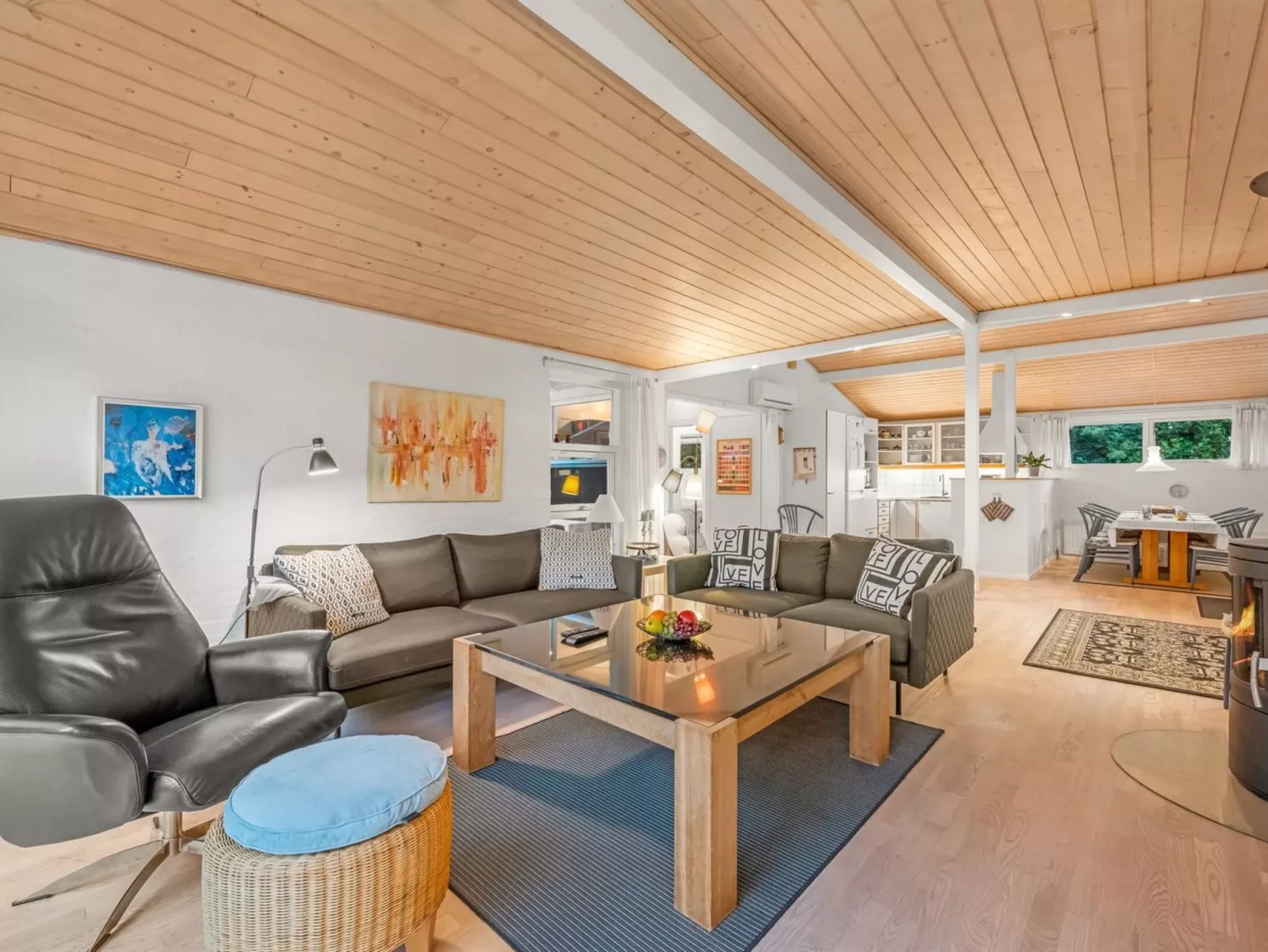 "Emmanuela" - 700m to the fjord-Drinnen