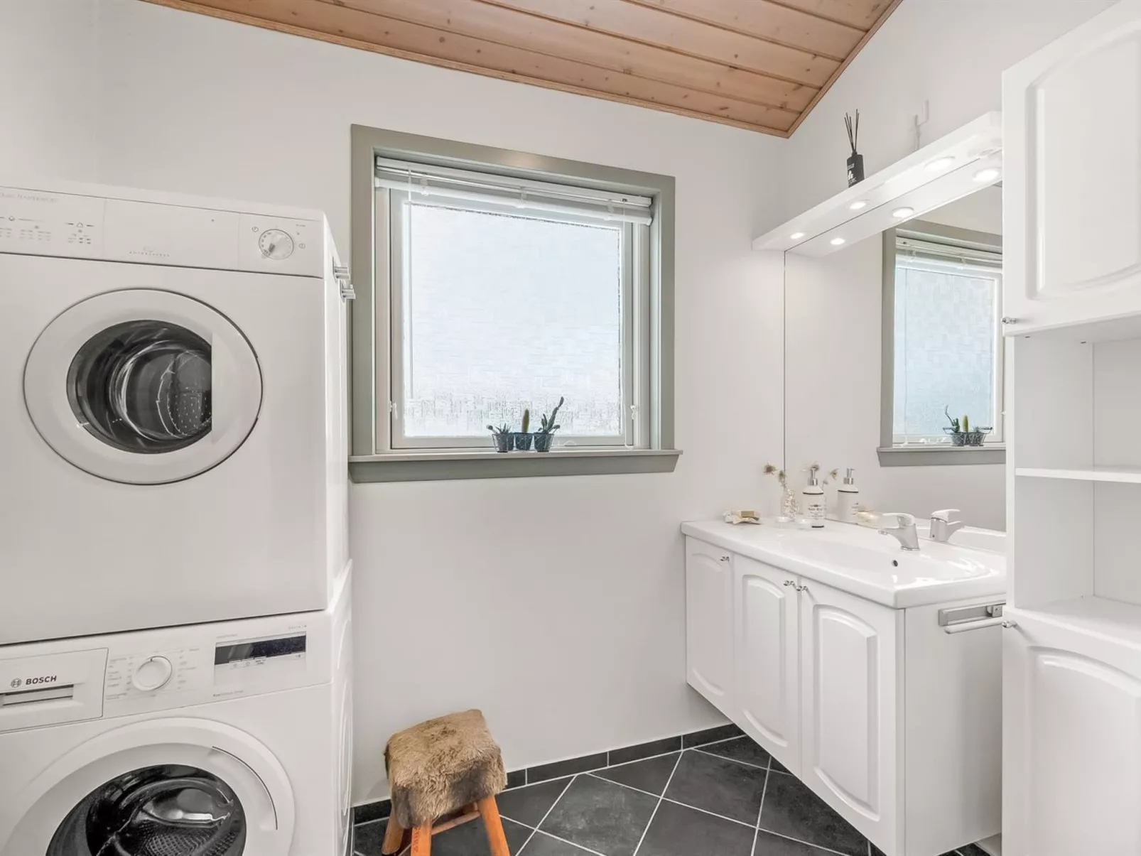 "Kai" - 500m to the fjord-Inside