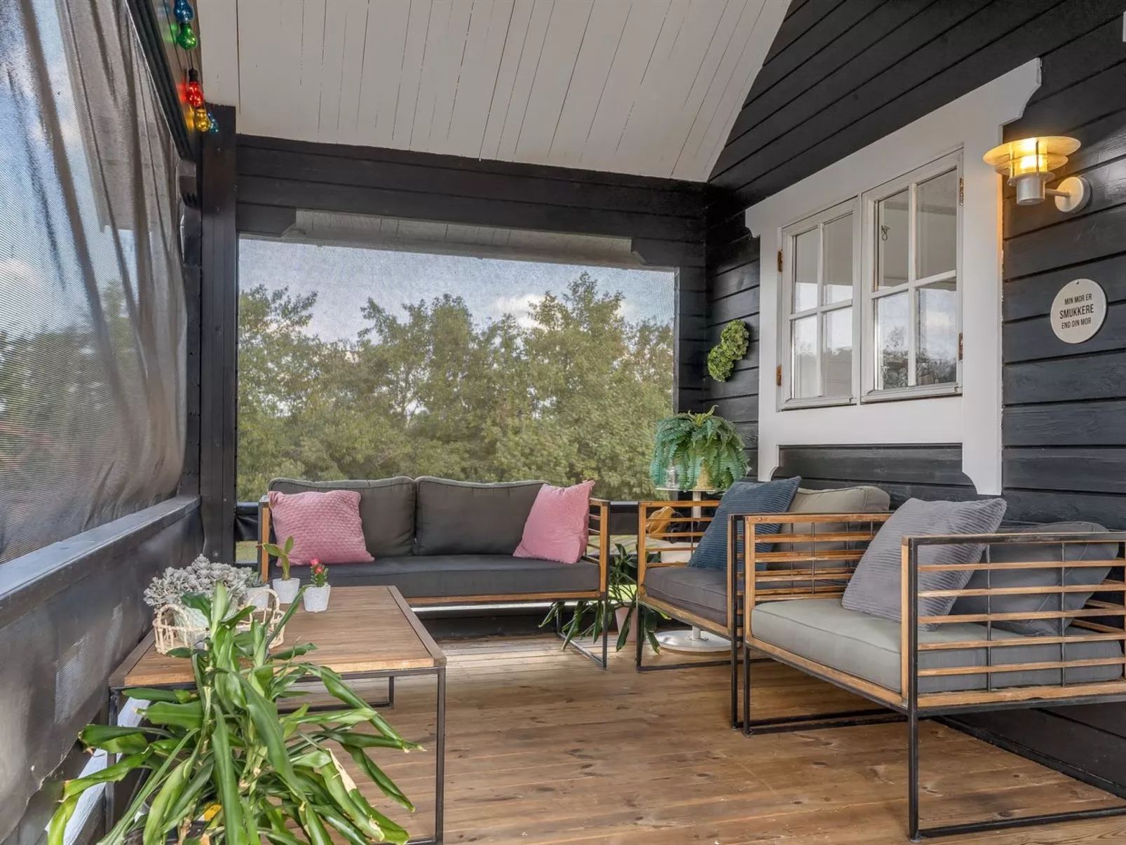 "Gizella" - 500m to the fjord-Outside